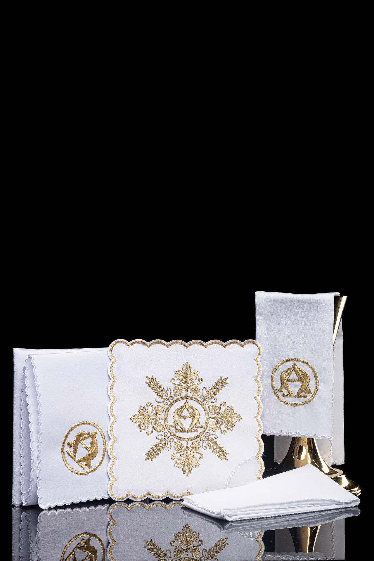 Ensemble de linge de calice brodé avec motif Alpha et Oméga blanc