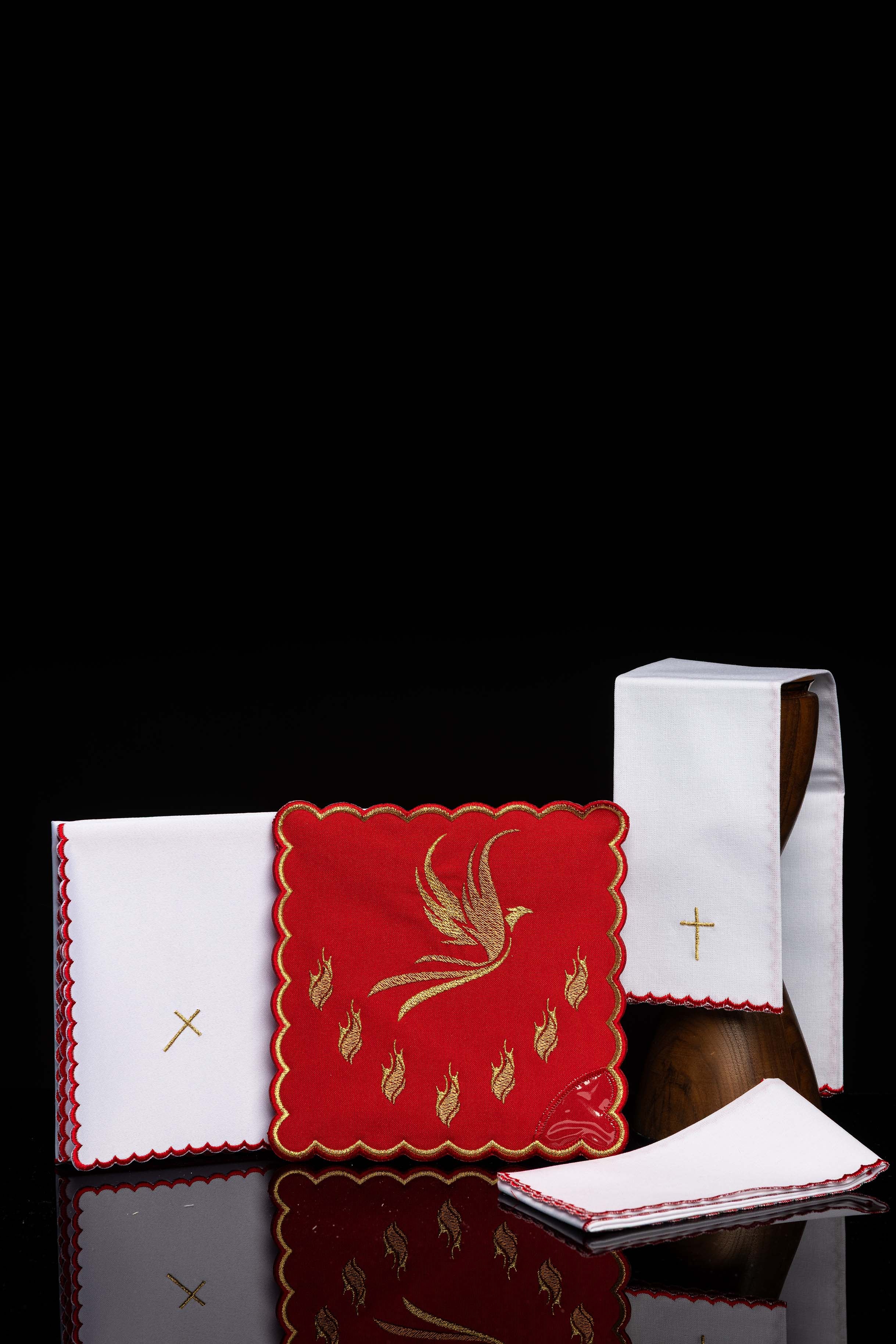 Linge d’autel rouge avec broderie du Saint-Esprit