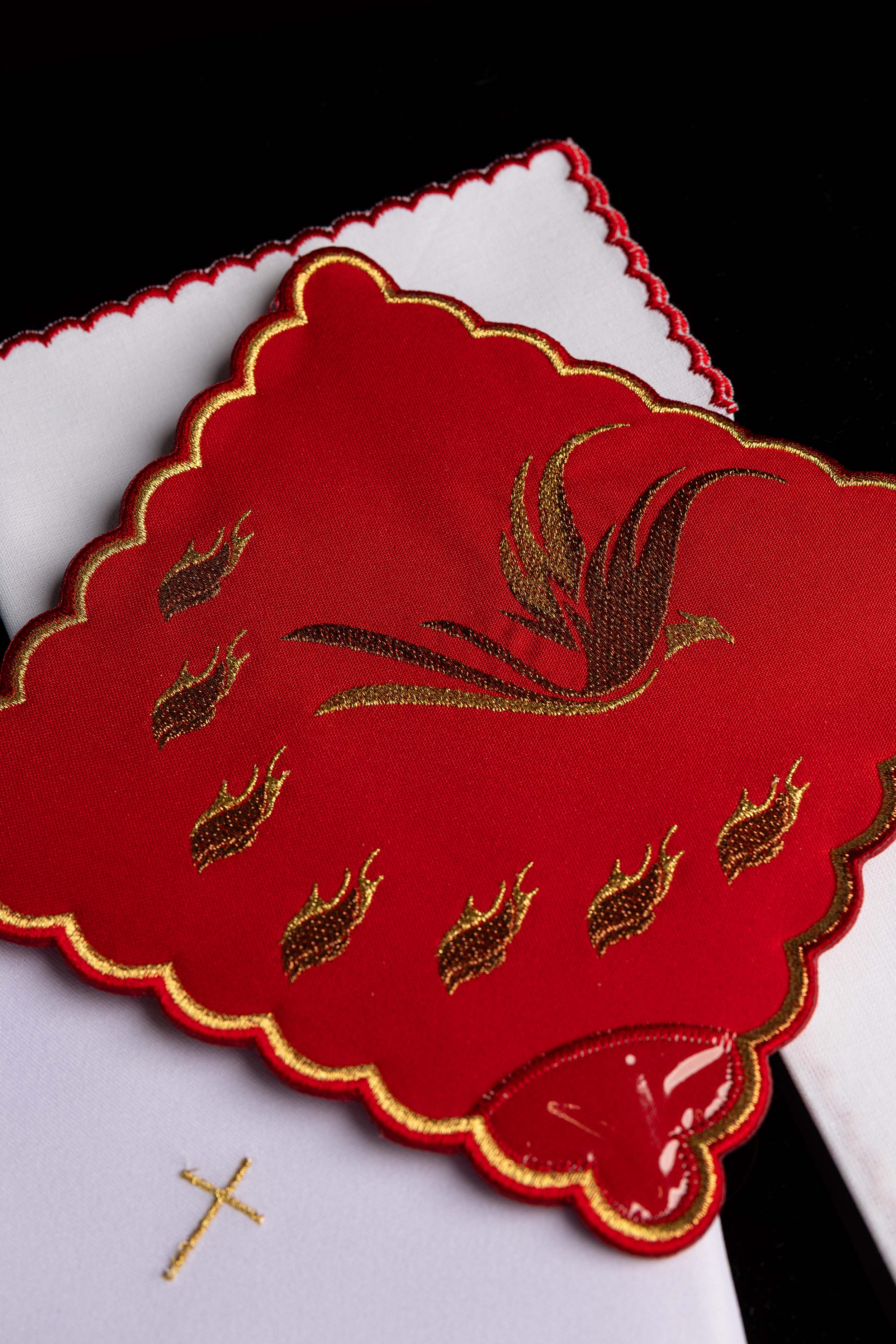 Linge d’autel rouge avec broderie du Saint-Esprit