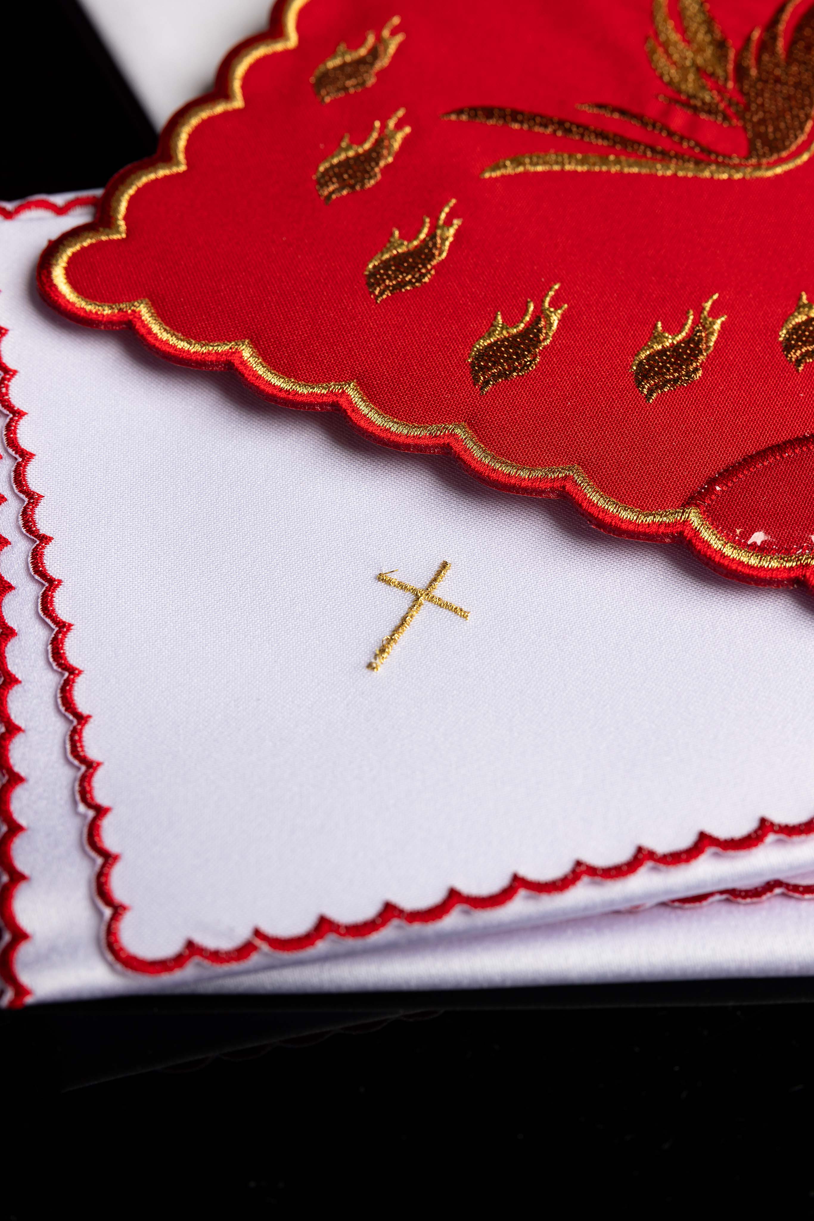 Linge d’autel rouge avec broderie du Saint-Esprit