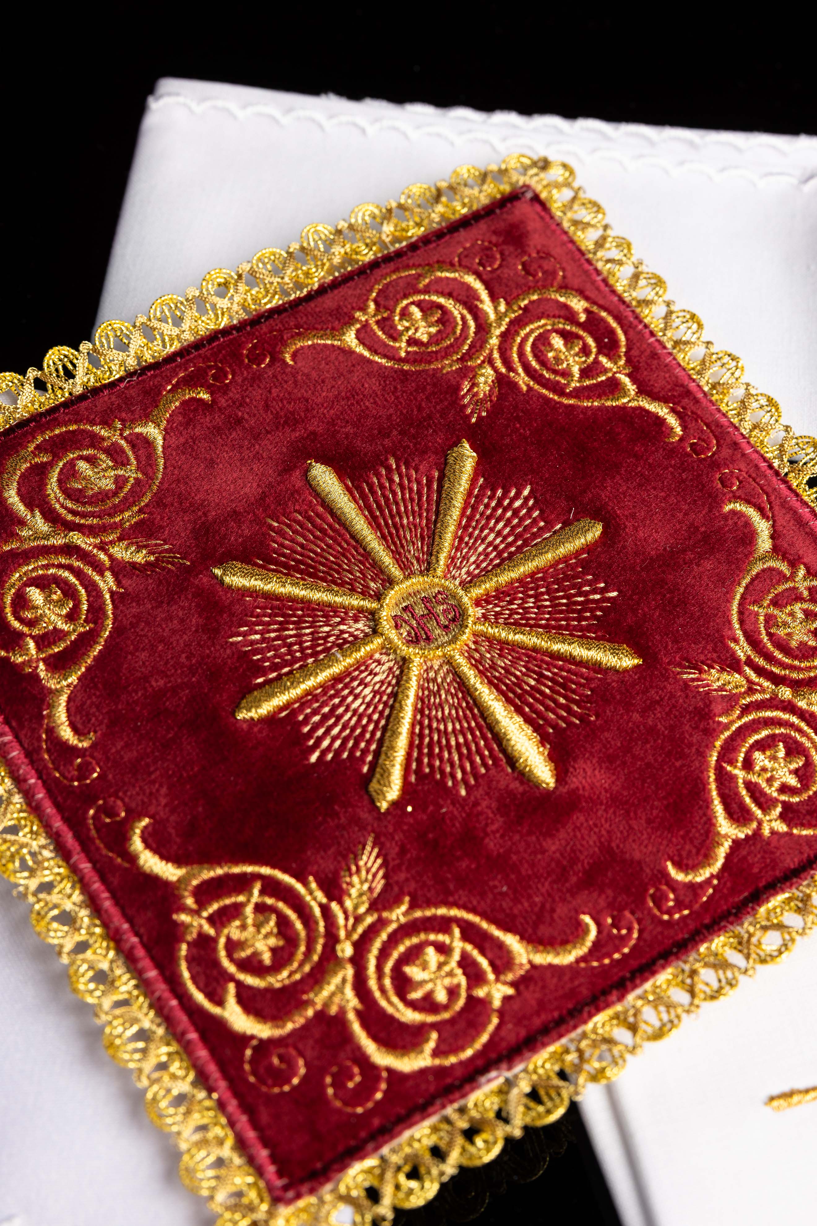 Linge d’autel brodé en velours rouge