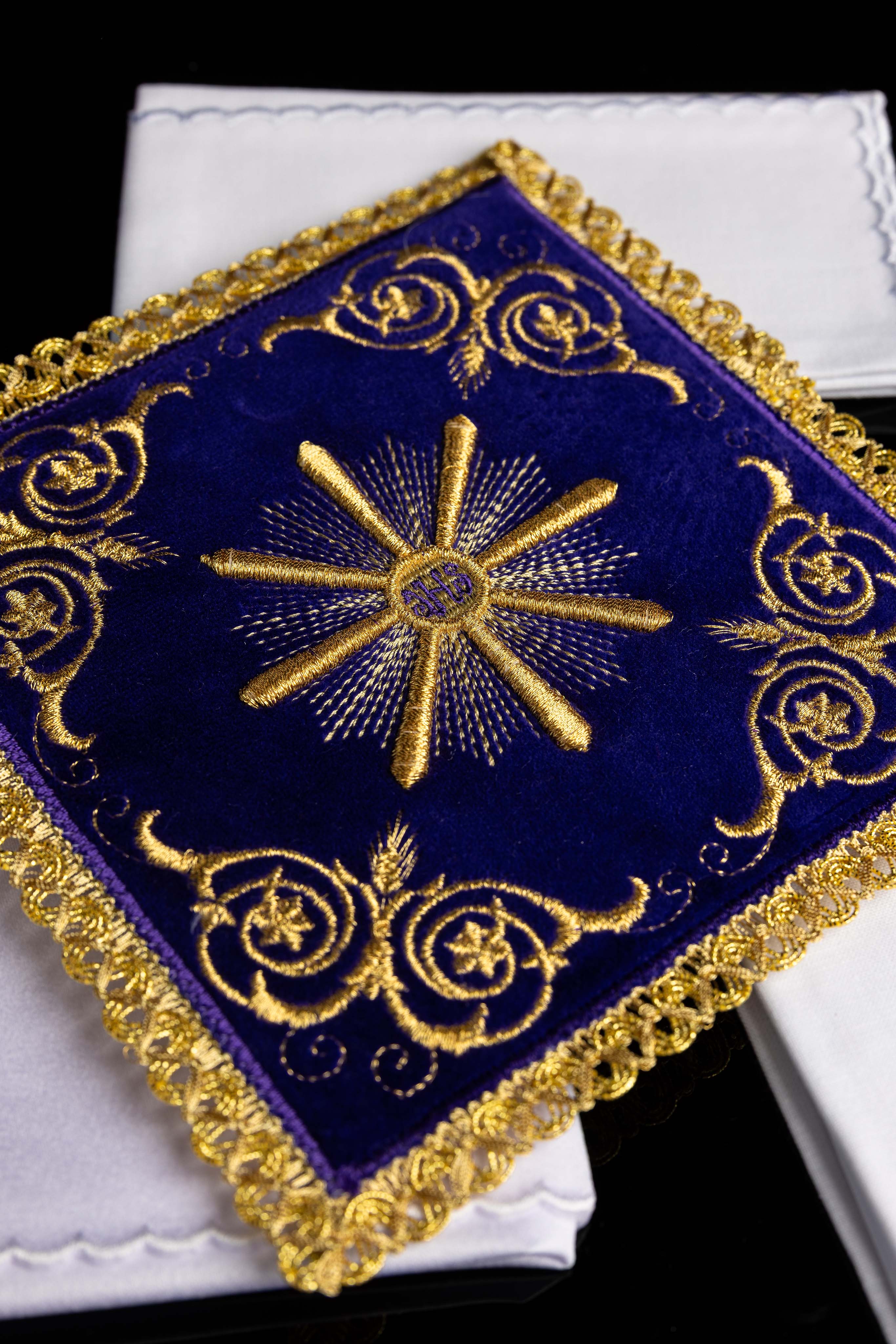 Linge d’autel brodé en velours violet