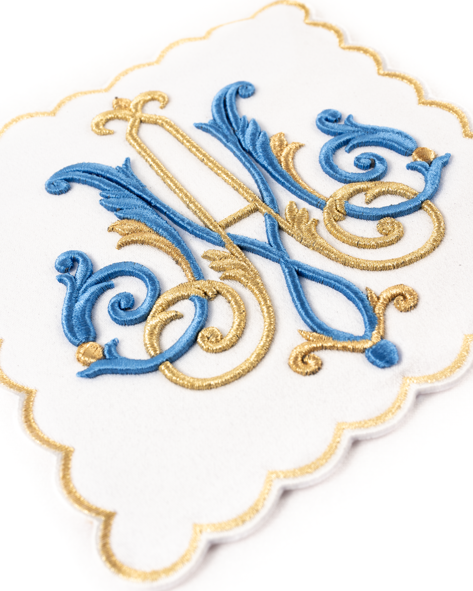 Ensemble liturgique de linges d’autel avec motif marial brodé
