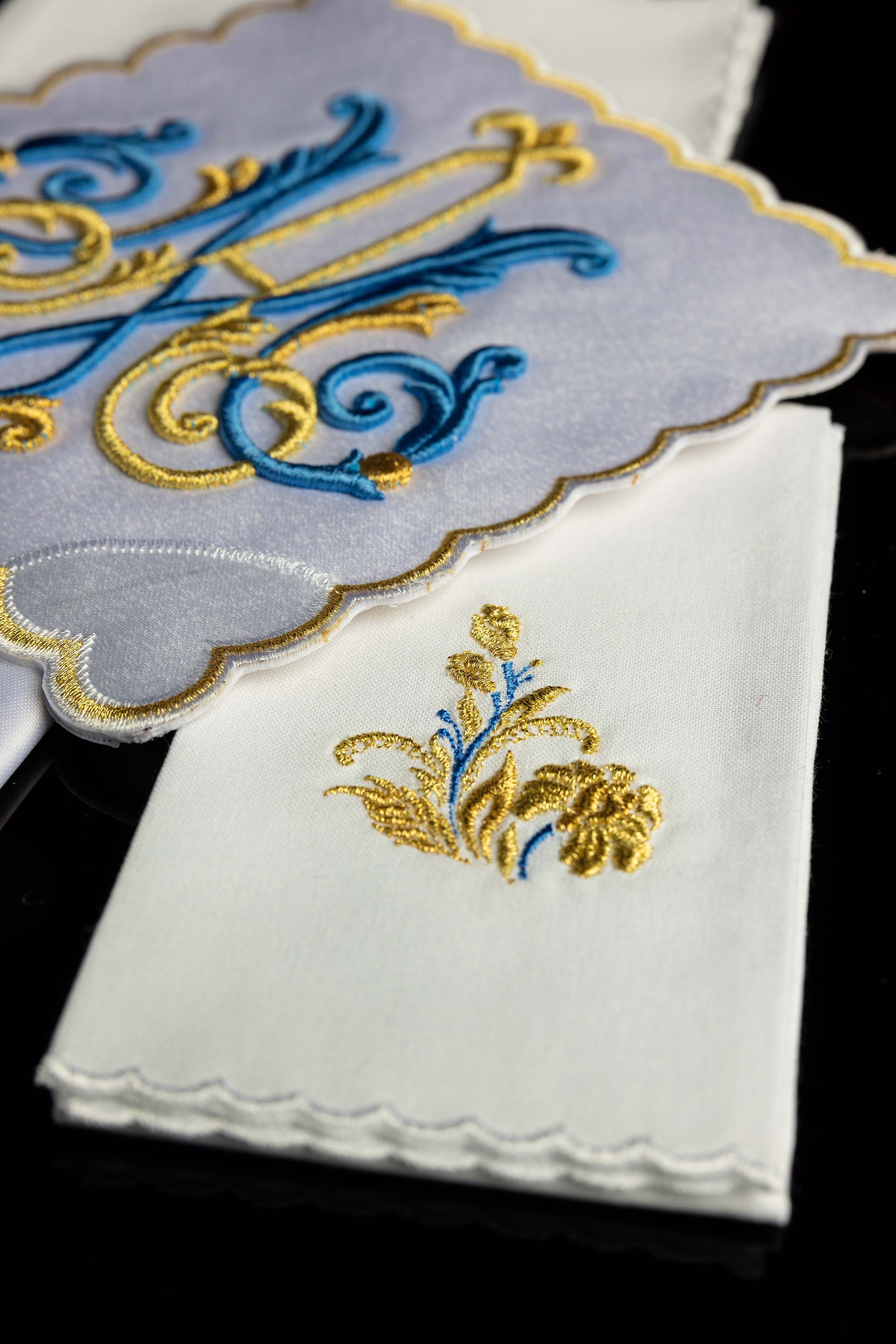 Ensemble liturgique de linges d’autel avec motif marial brodé