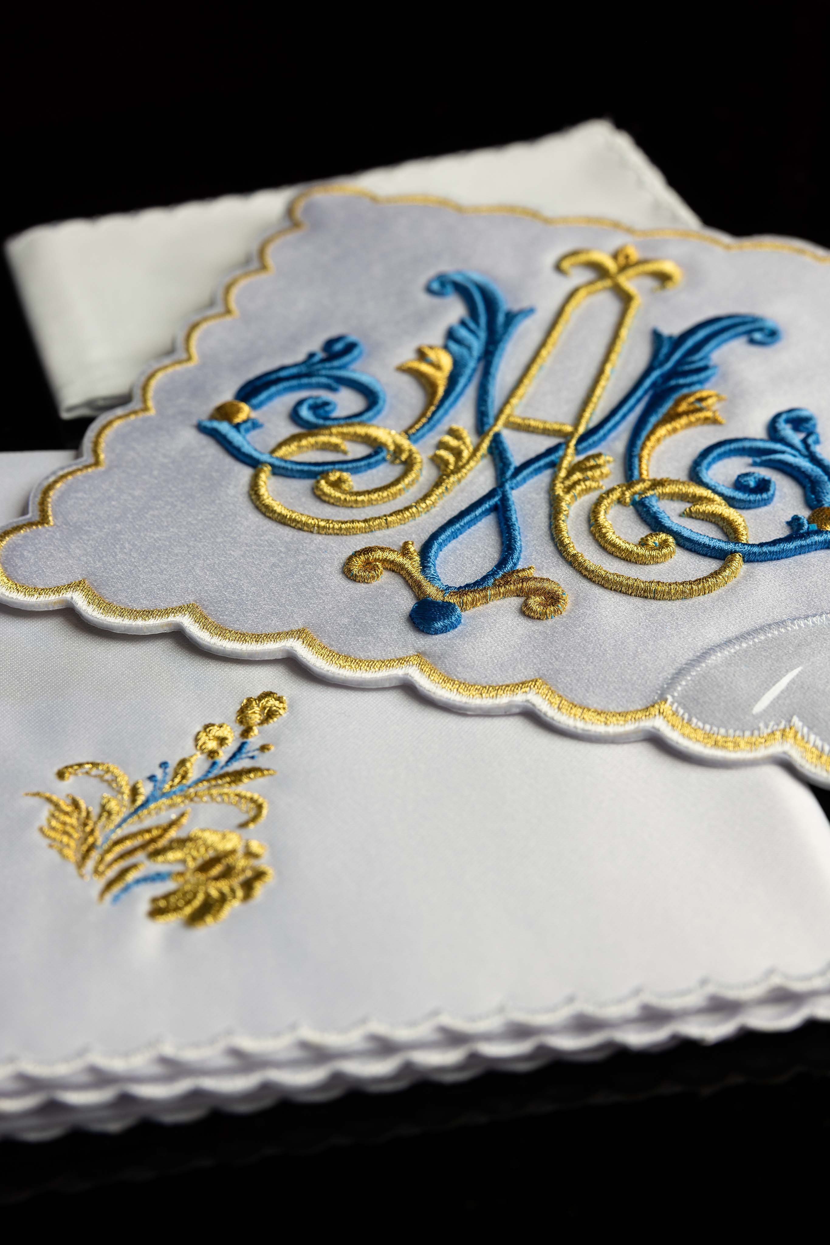 Ensemble liturgique de linges d’autel avec motif marial brodé