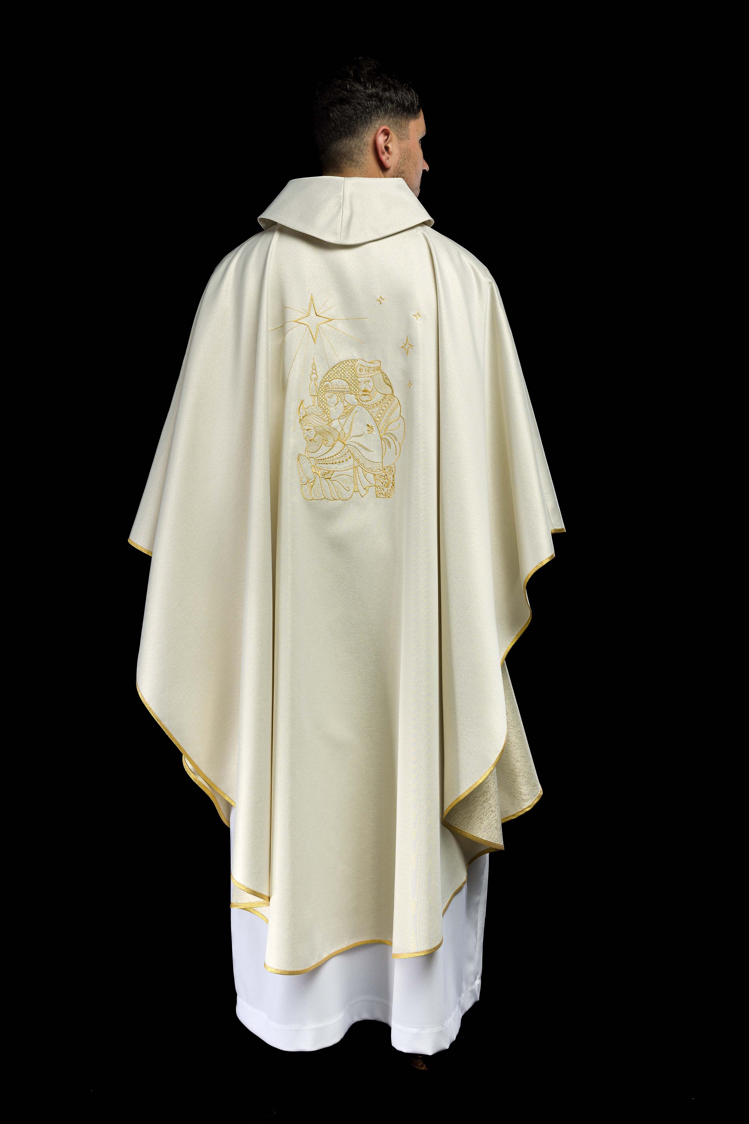 Chasuble scintillante avec broderie dorée et image des Rois Mages
