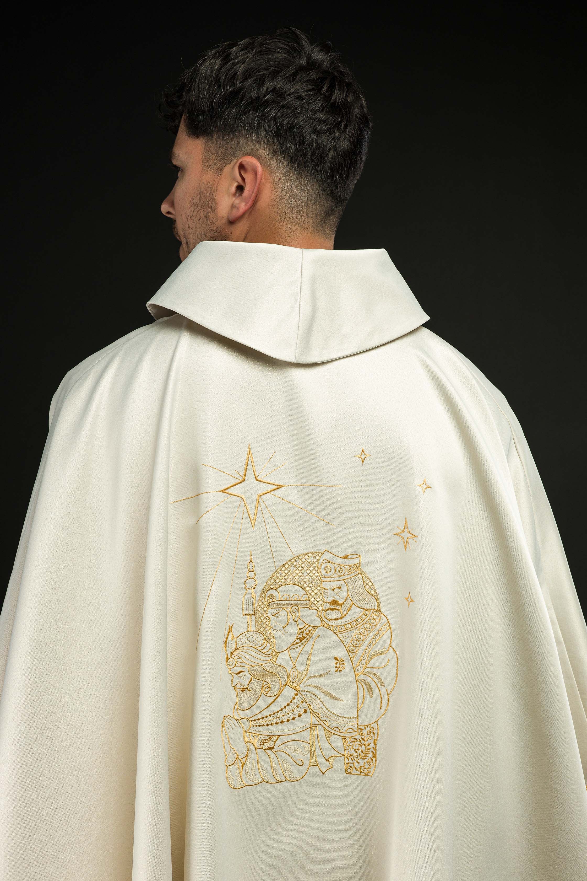 Chasuble scintillante avec broderie dorée et image des Rois Mages