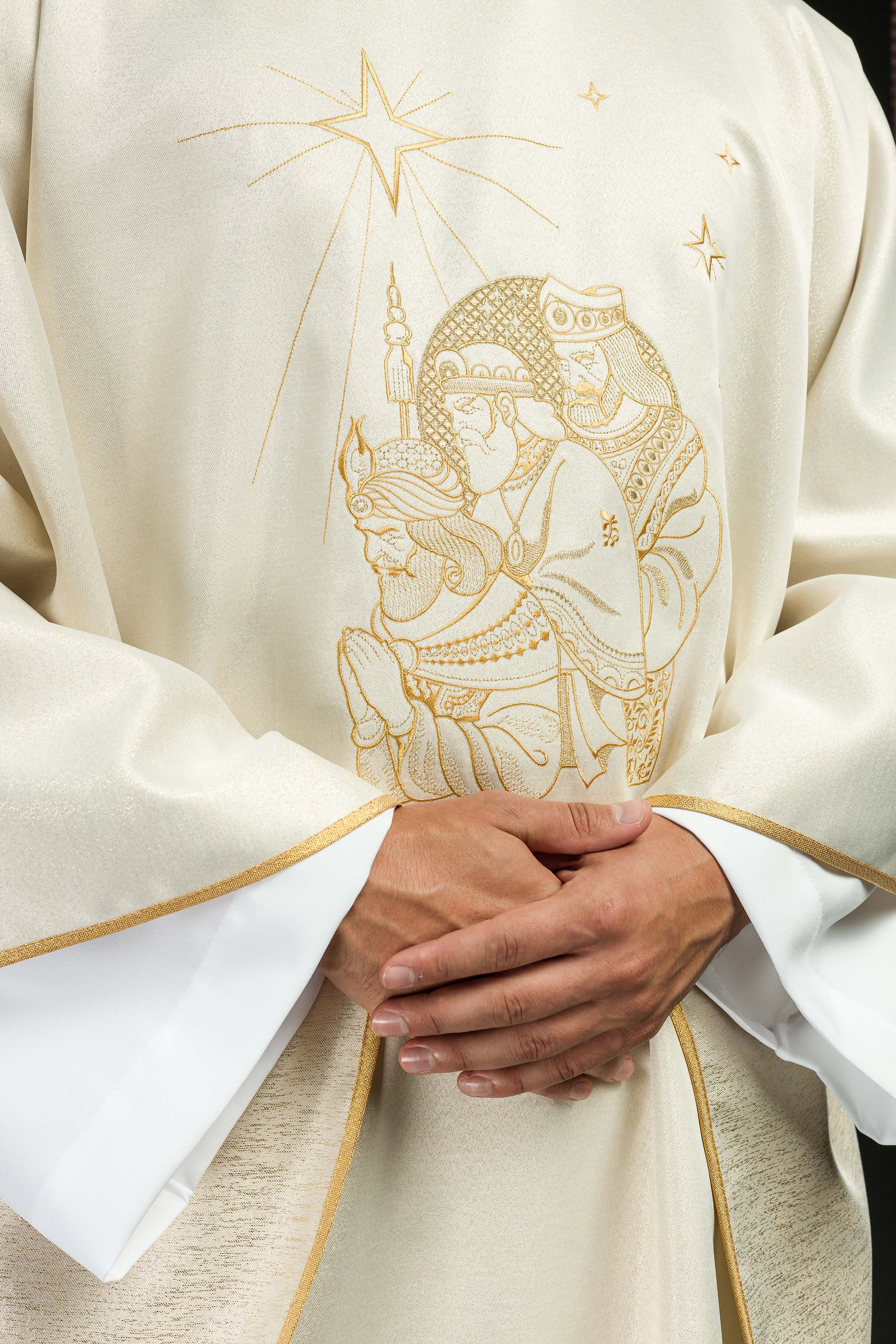 Chasuble scintillante avec broderie dorée et image des Rois Mages