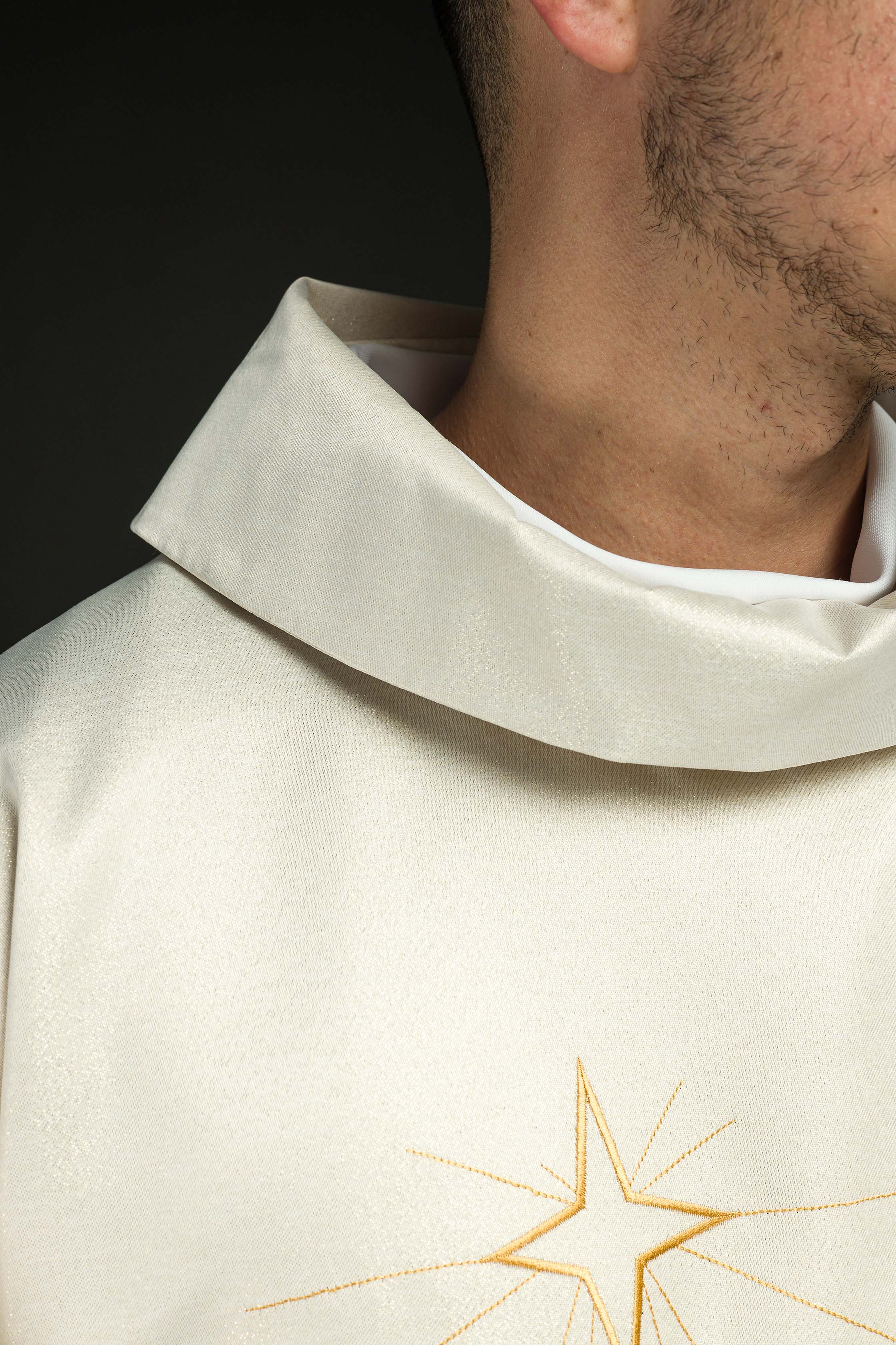 Chasuble scintillante avec broderie dorée et image des Rois Mages