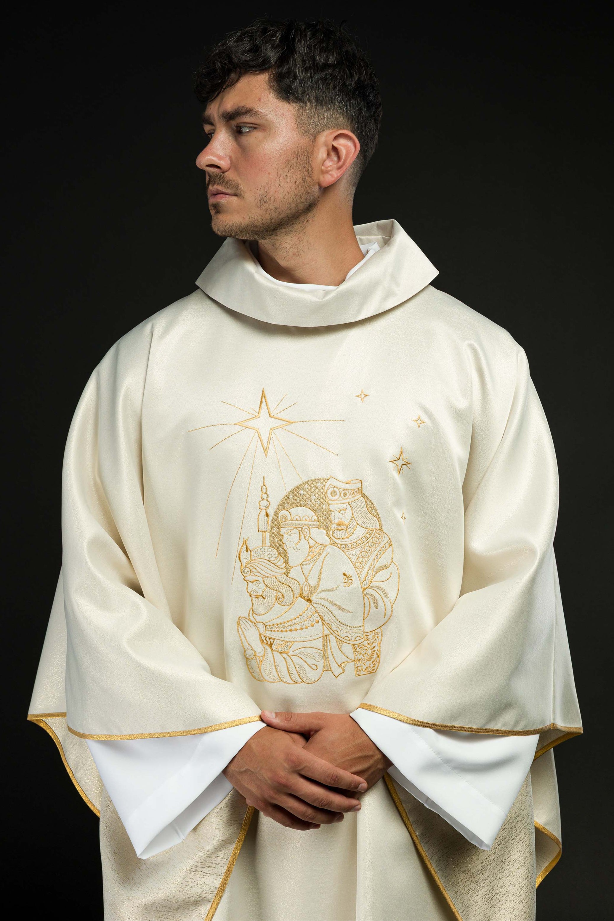Chasuble scintillante avec broderie dorée et image des Rois Mages