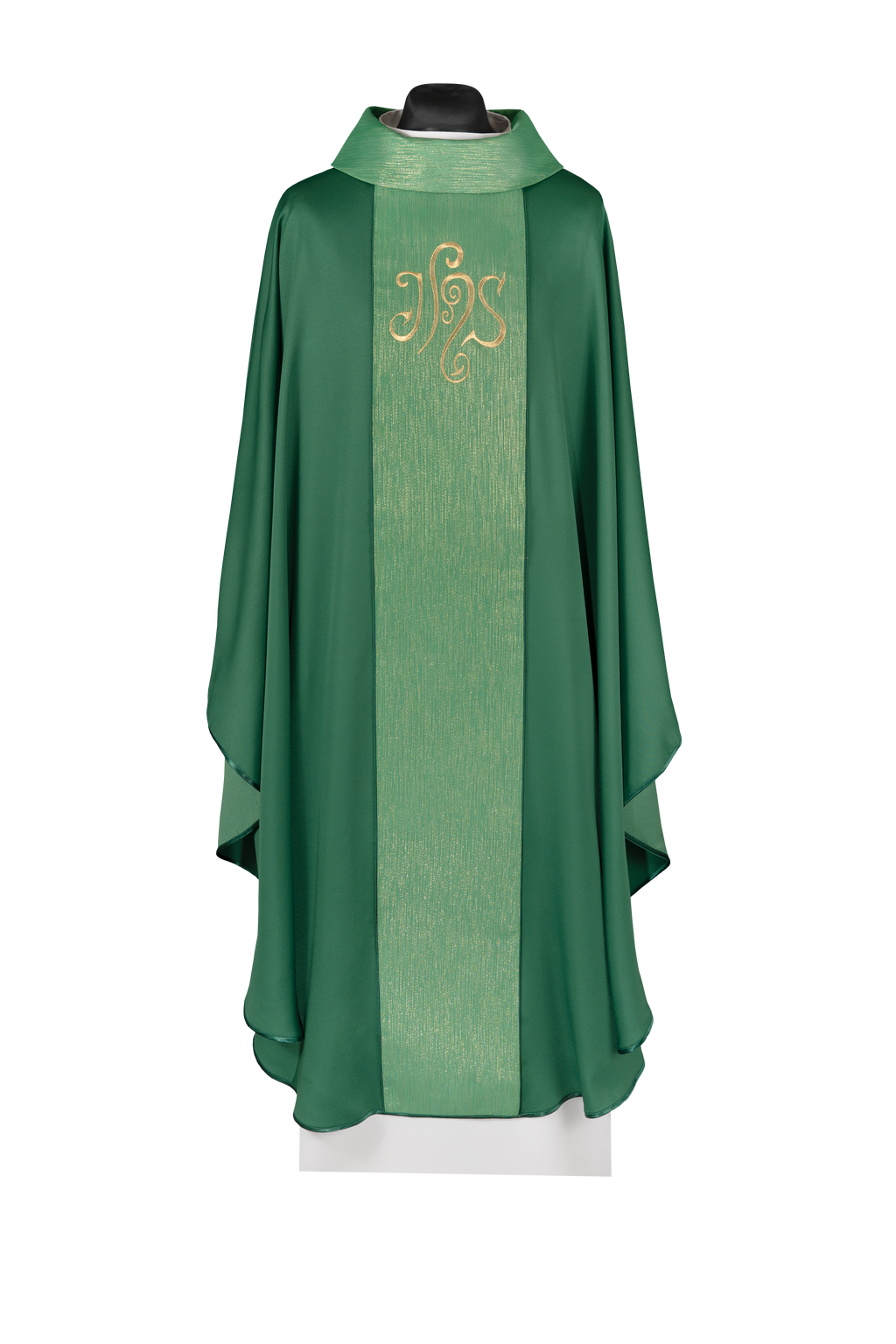 Chasuble verte ornée d’une bande brodée avec le symbole IHS