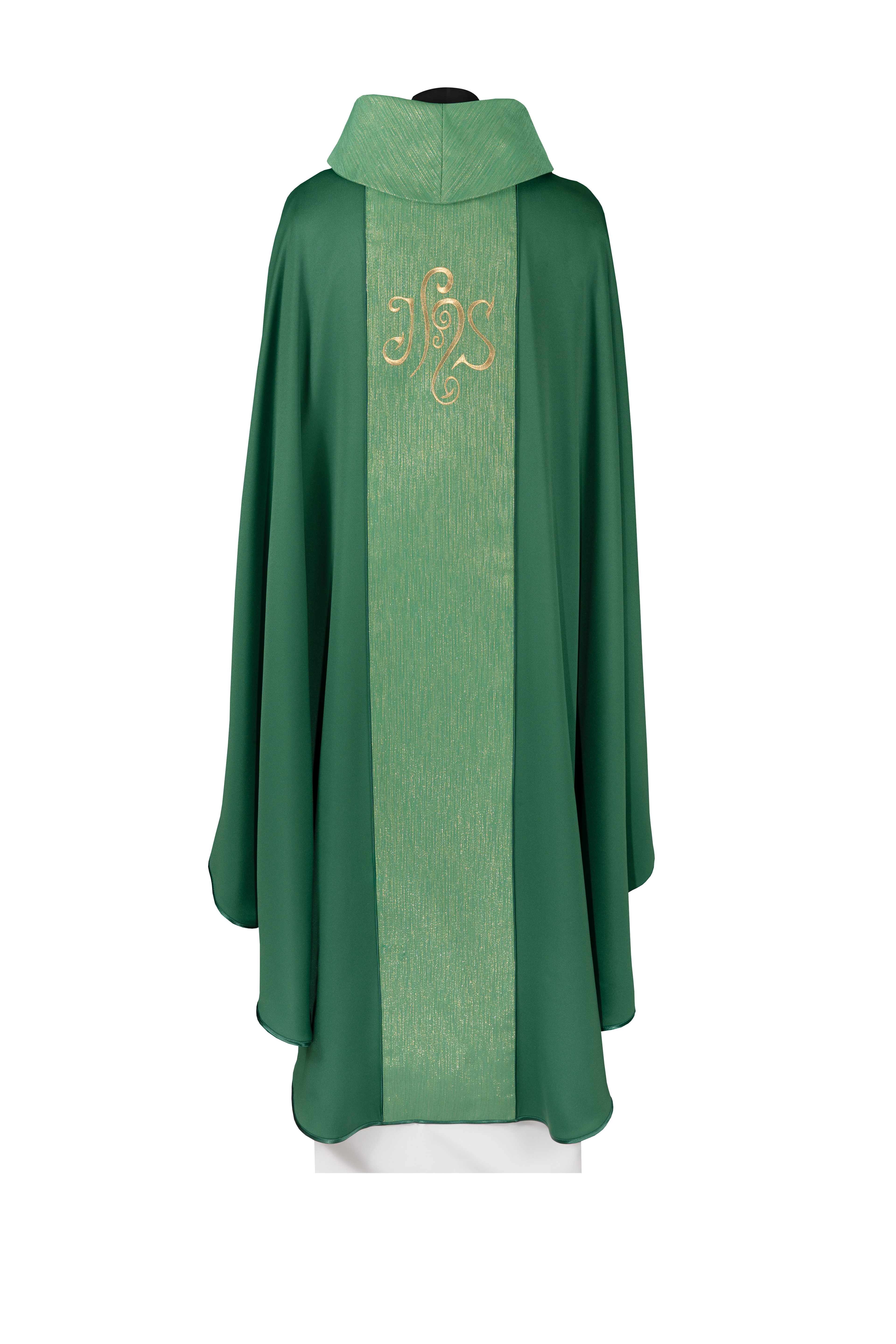 Chasuble verte ornée d’une bande brodée avec le symbole IHS