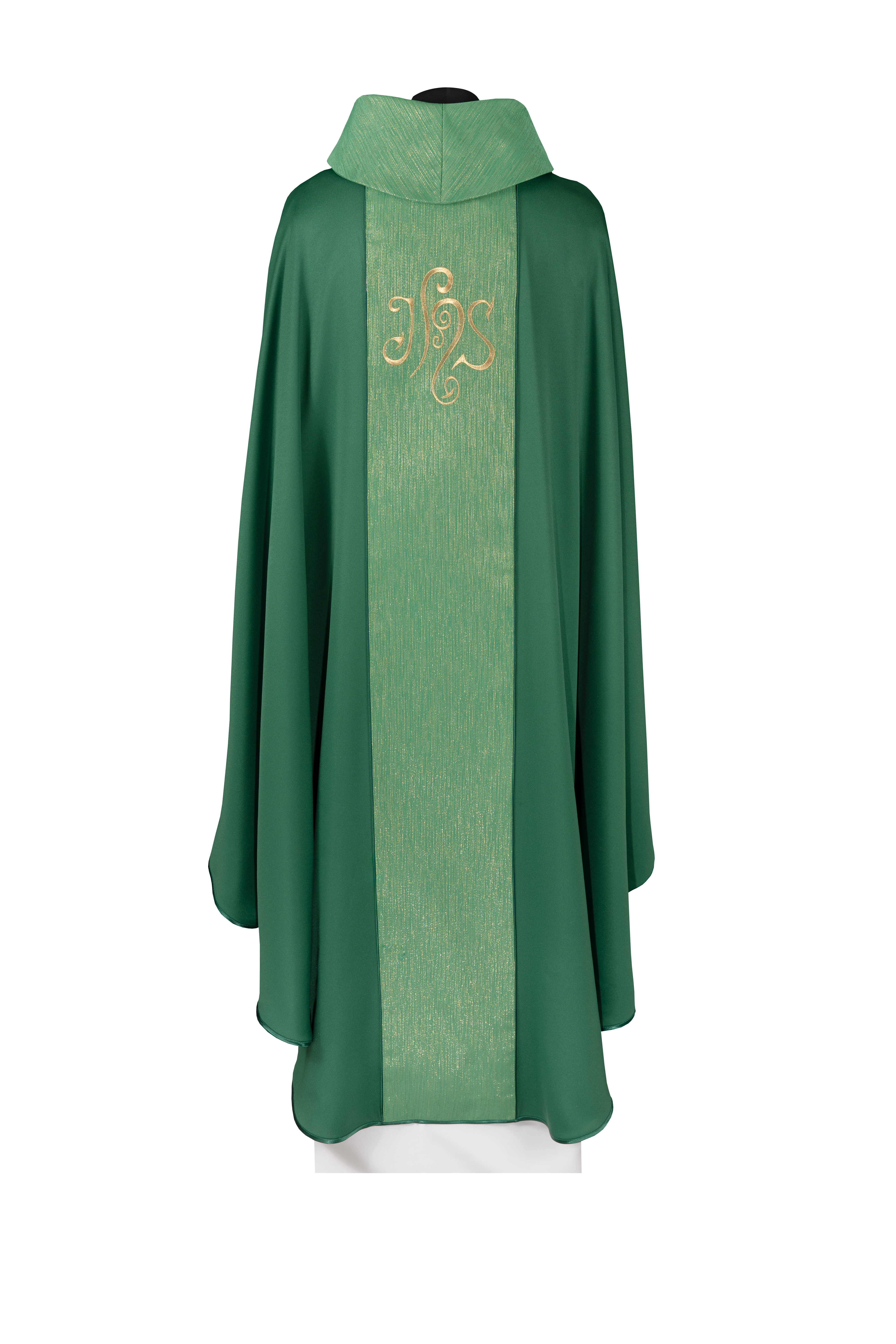 Chasuble verte ornée d’une bande brodée avec le symbole IHS