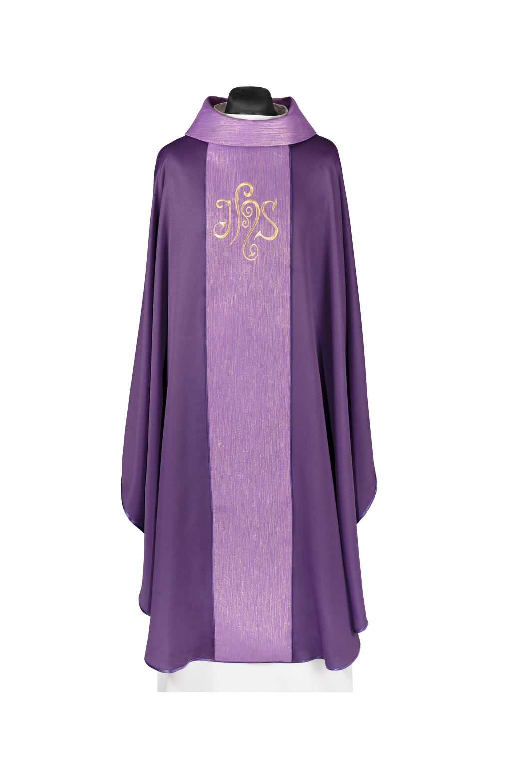 Chasuble violette ornée d’une bande et d’une broderie IHS