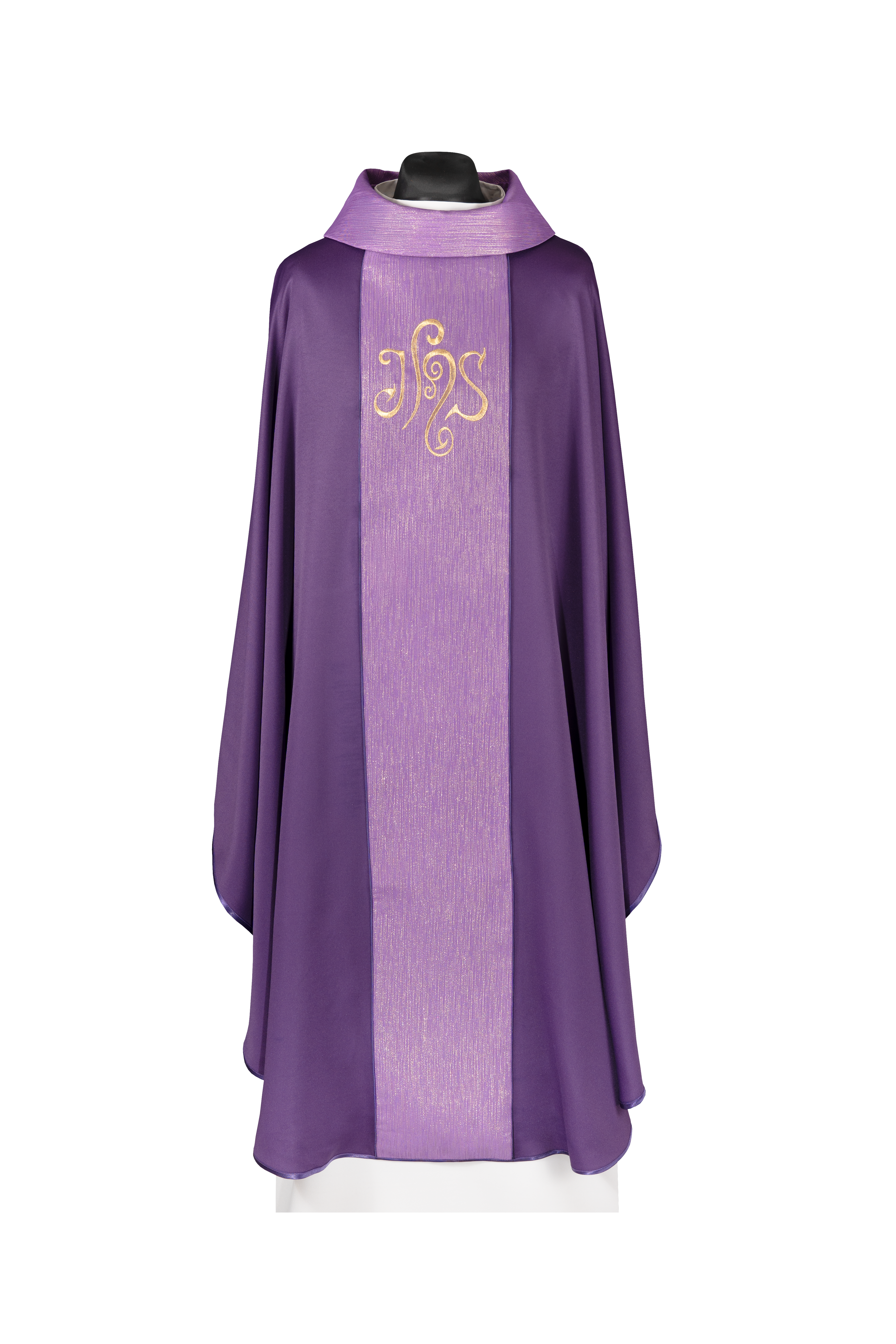 Chasuble violette ornée d’une bande et d’une broderie IHS