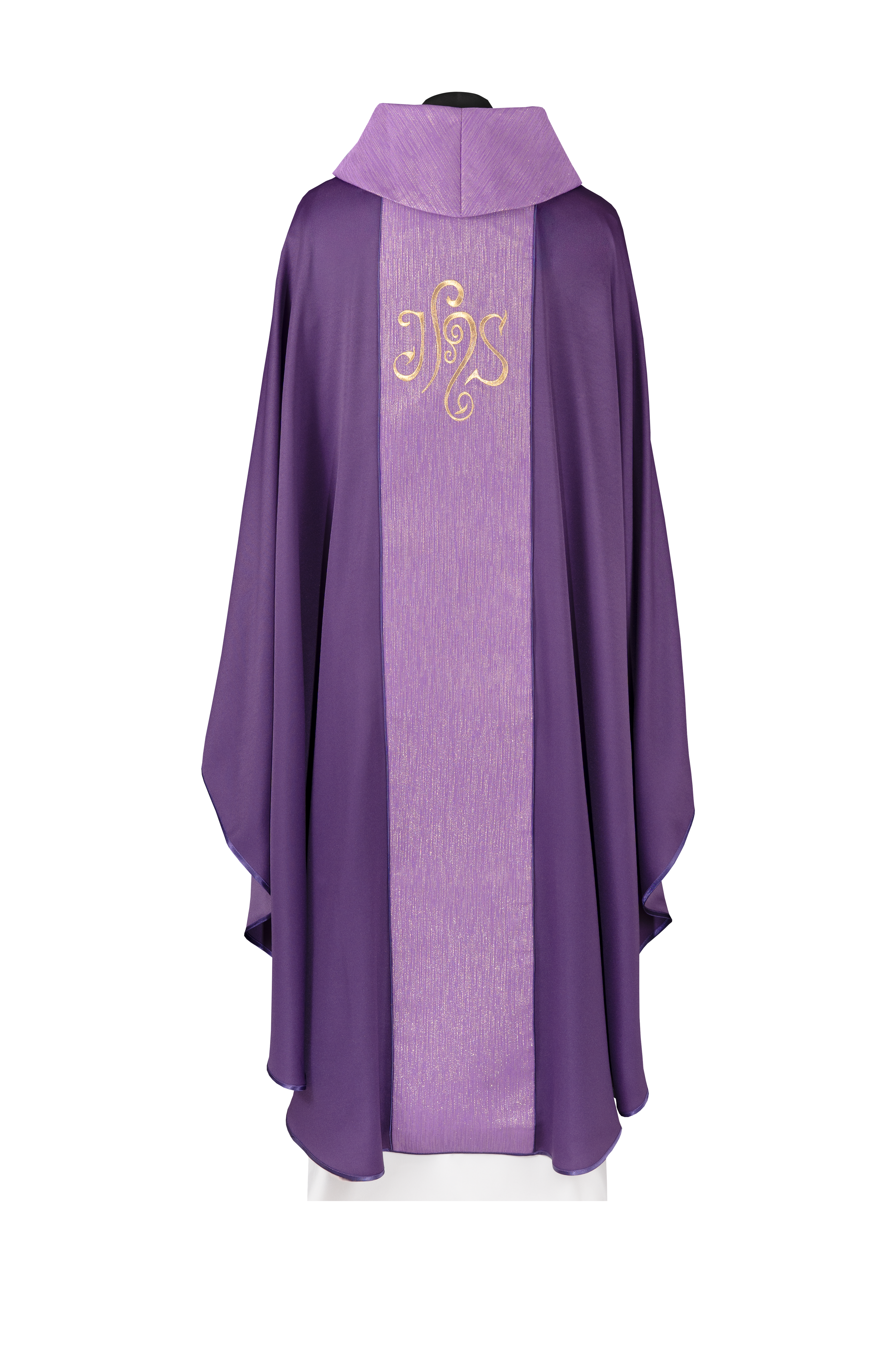 Chasuble violette ornée d’une bande et d’une broderie IHS