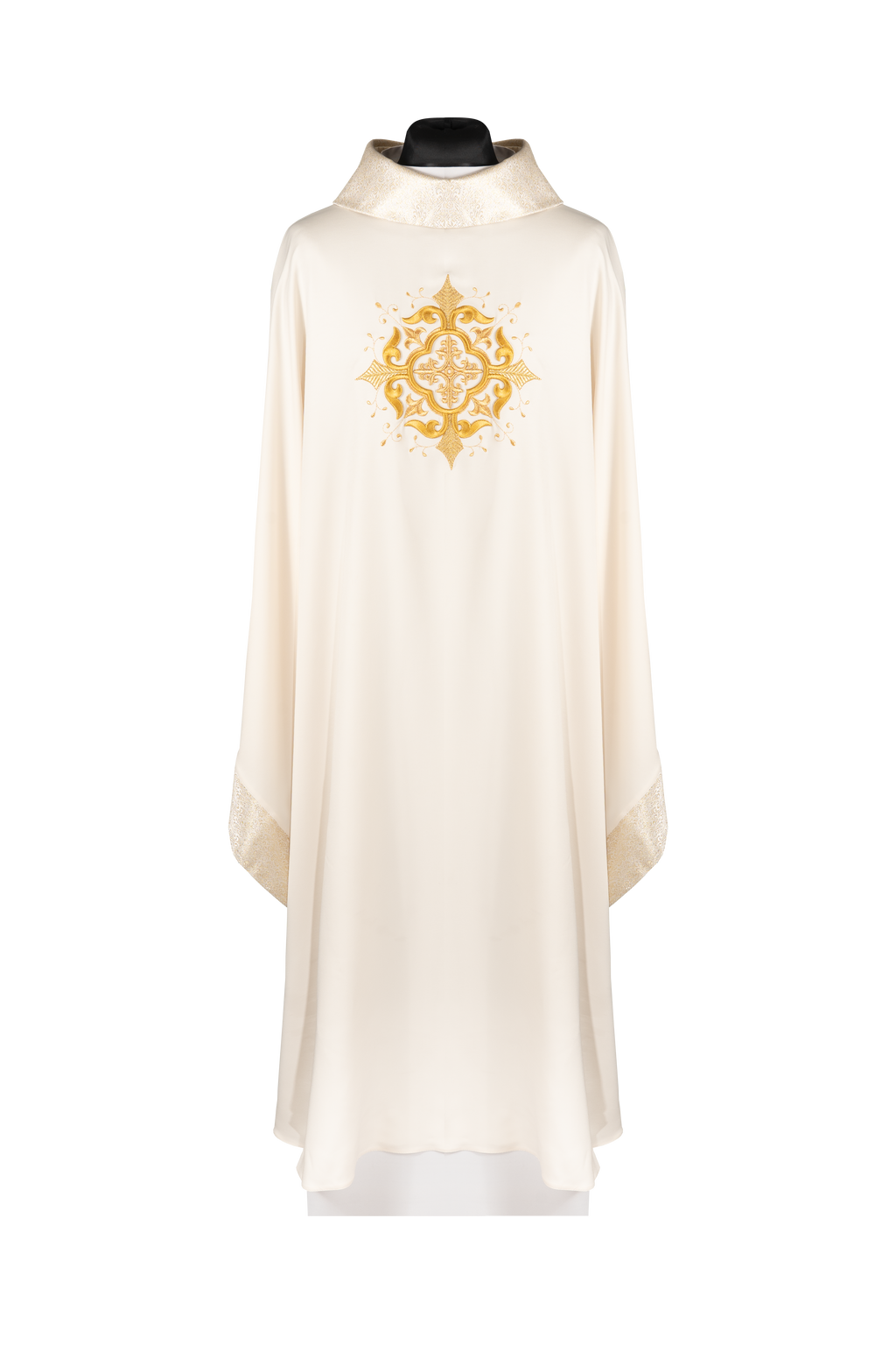 Chasuble liturgique avec motif brodé de croix et finition riche en couleur écru