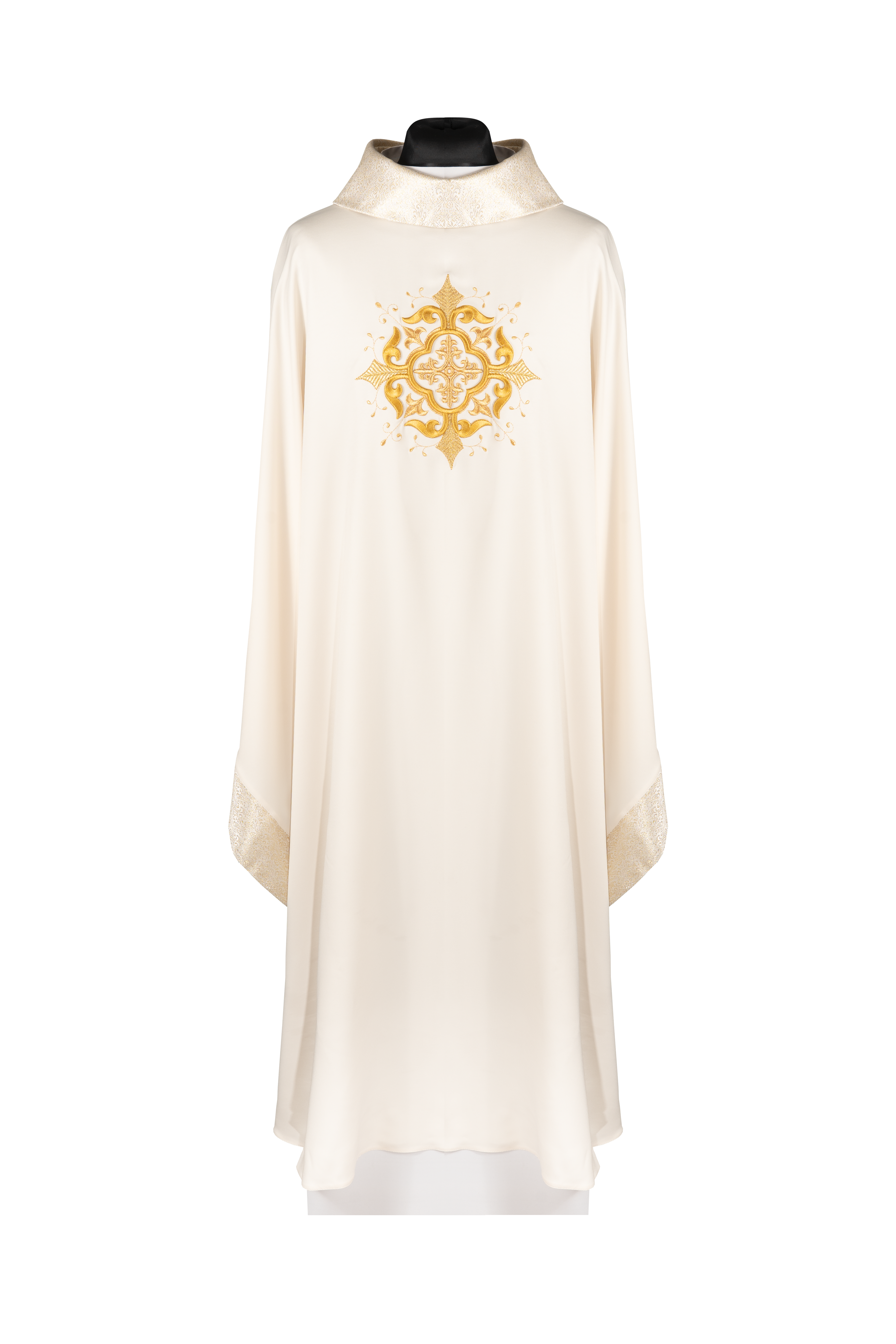 Chasuble liturgique avec motif brodé de croix et finition riche en couleur écru