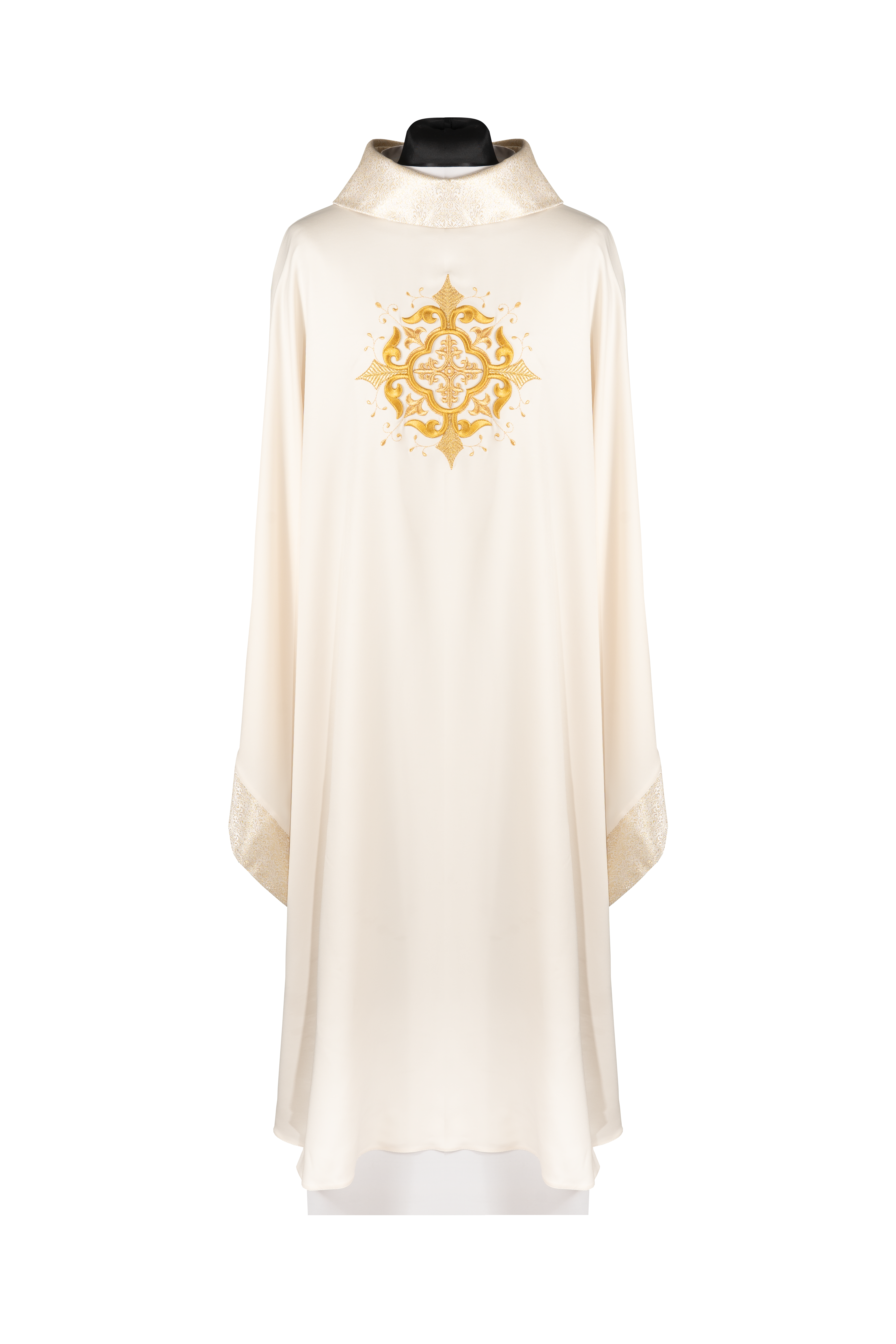 Chasuble liturgique avec motif brodé de croix et finition riche en couleur écru