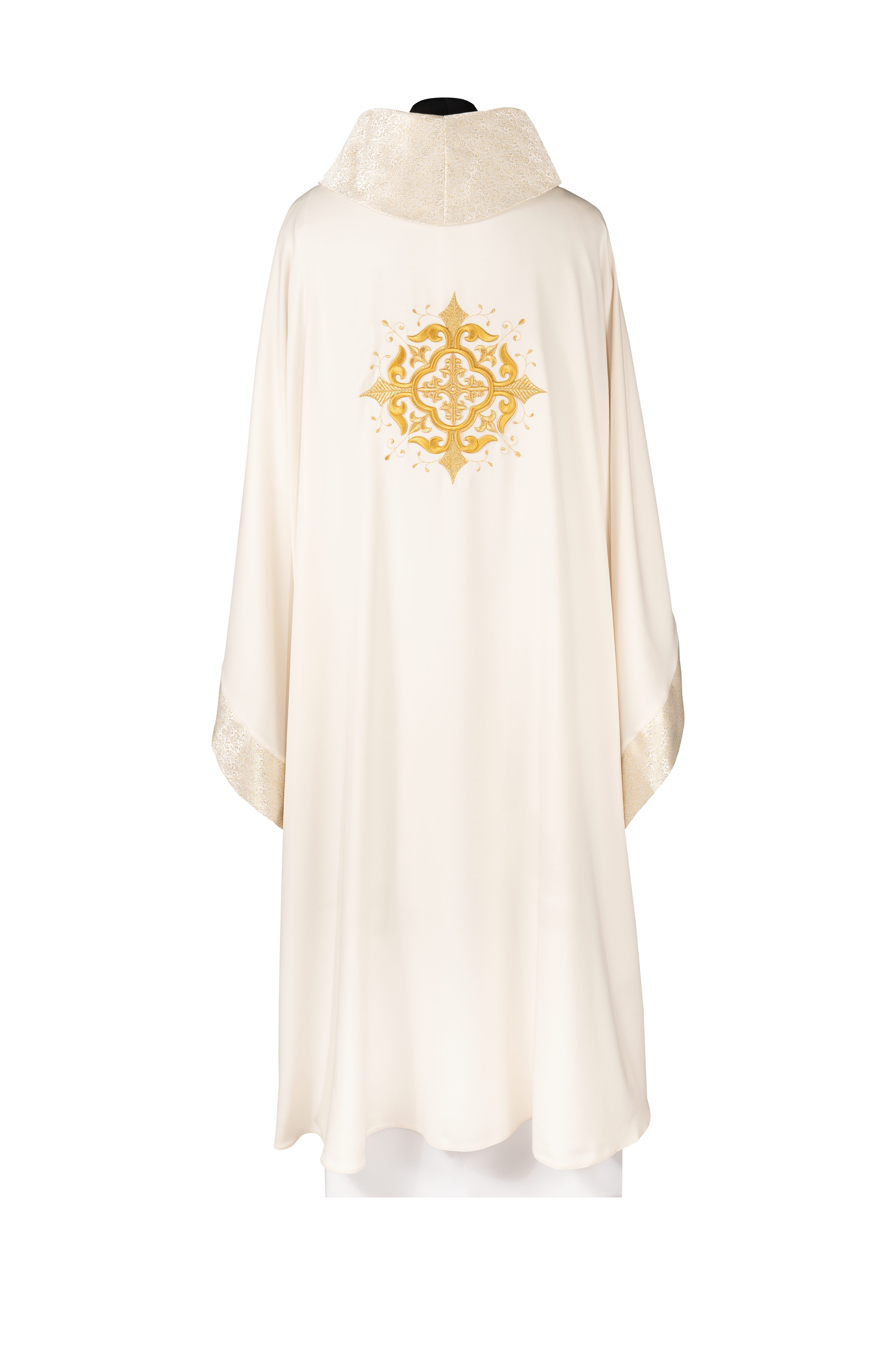 Chasuble liturgique avec motif brodé de croix et finition riche en couleur écru