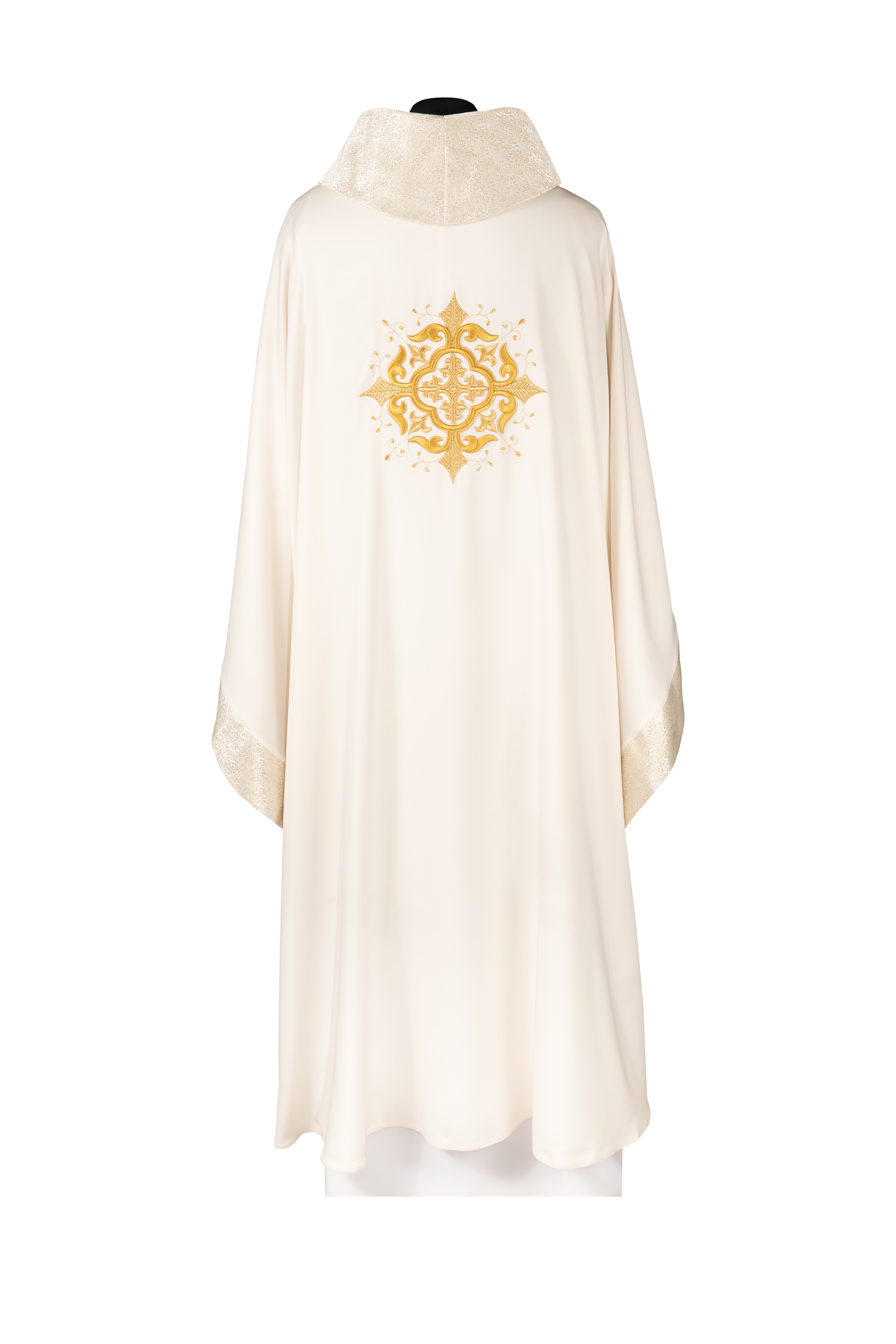 Chasuble liturgique avec motif brodé de croix et finition riche en couleur écru