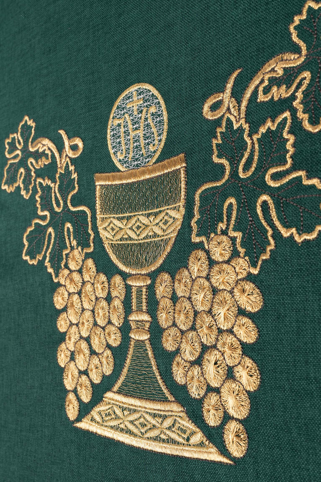 Chasuble verte brodée avec motif de calice et de raisins