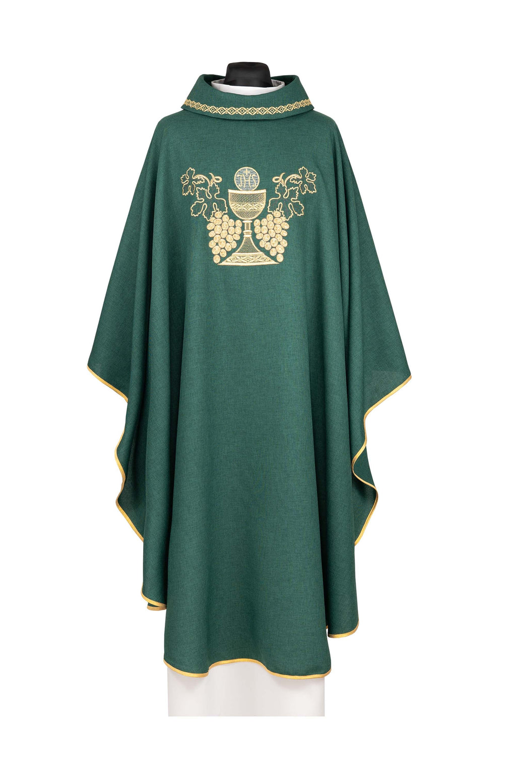 Chasuble verte brodée avec motif de calice et de raisins