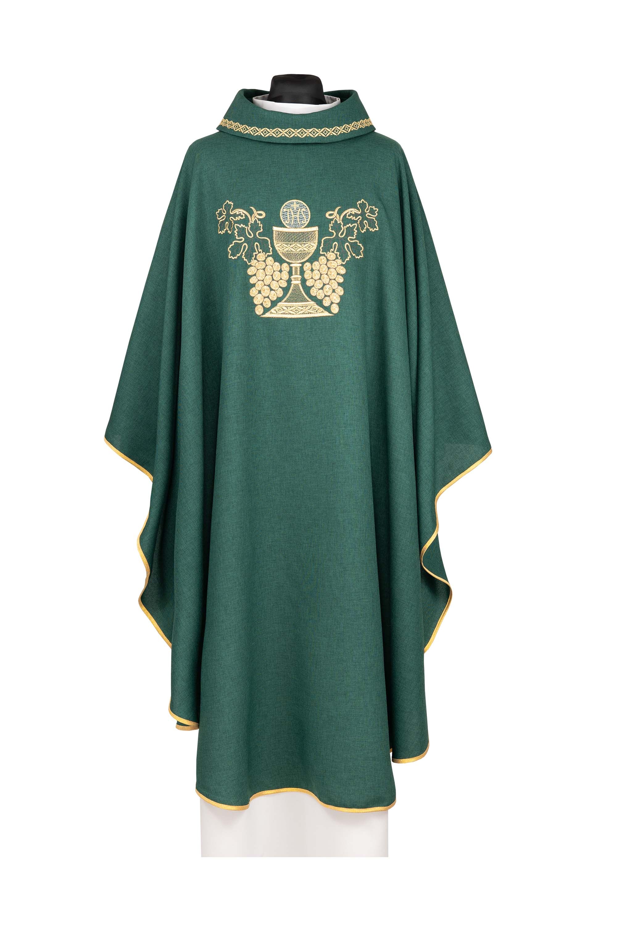 Chasuble verte brodée avec motif de calice et de raisins
