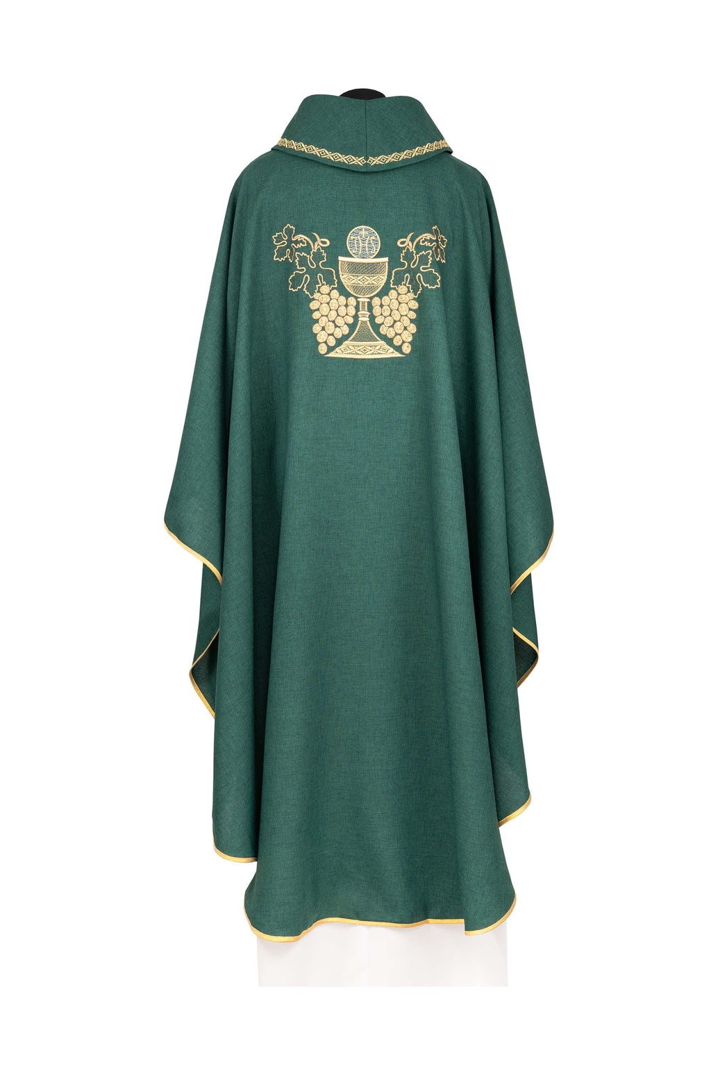 Chasuble verte brodée avec motif de calice et de raisins