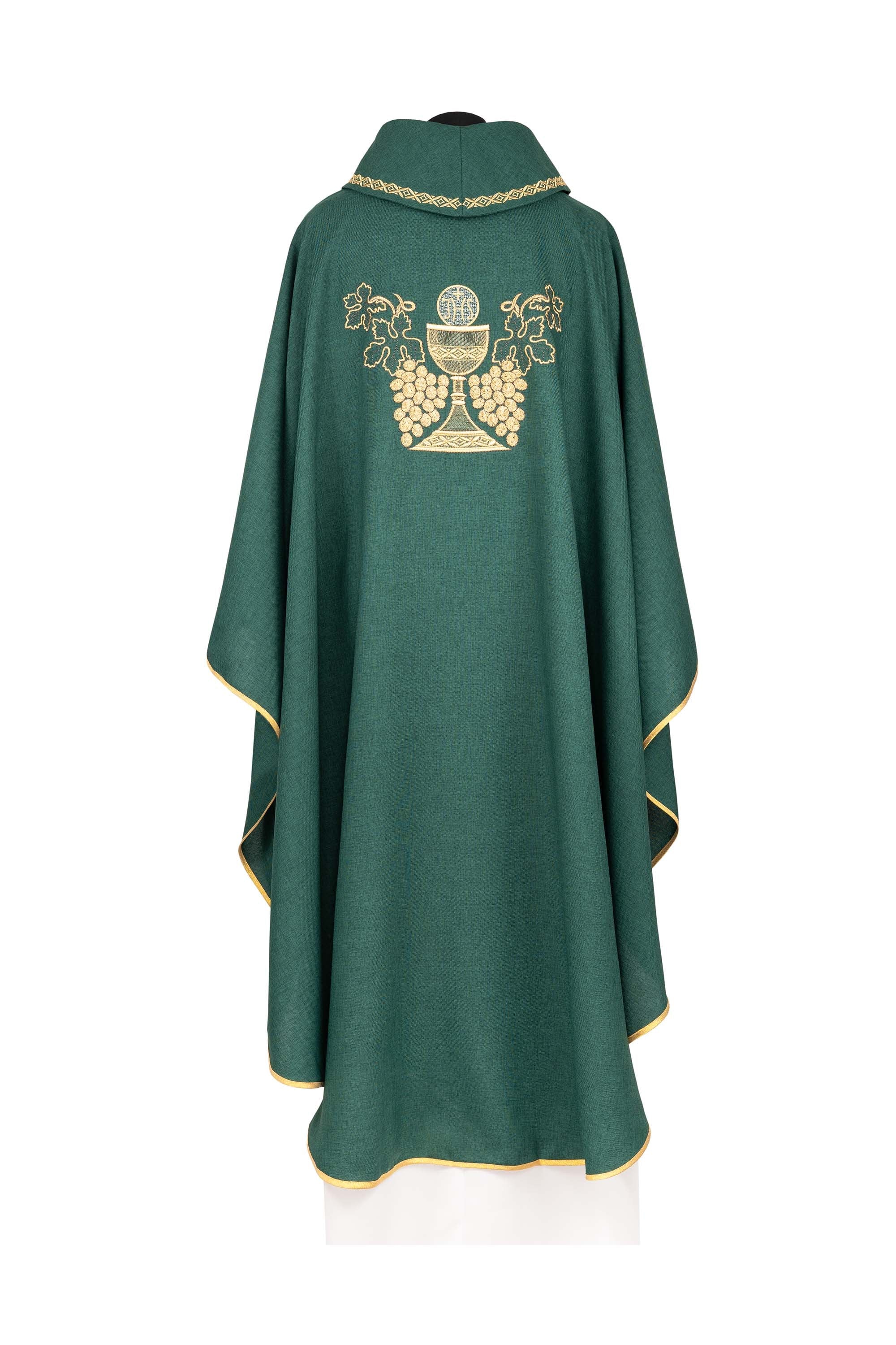 Chasuble verte brodée avec motif de calice et de raisins