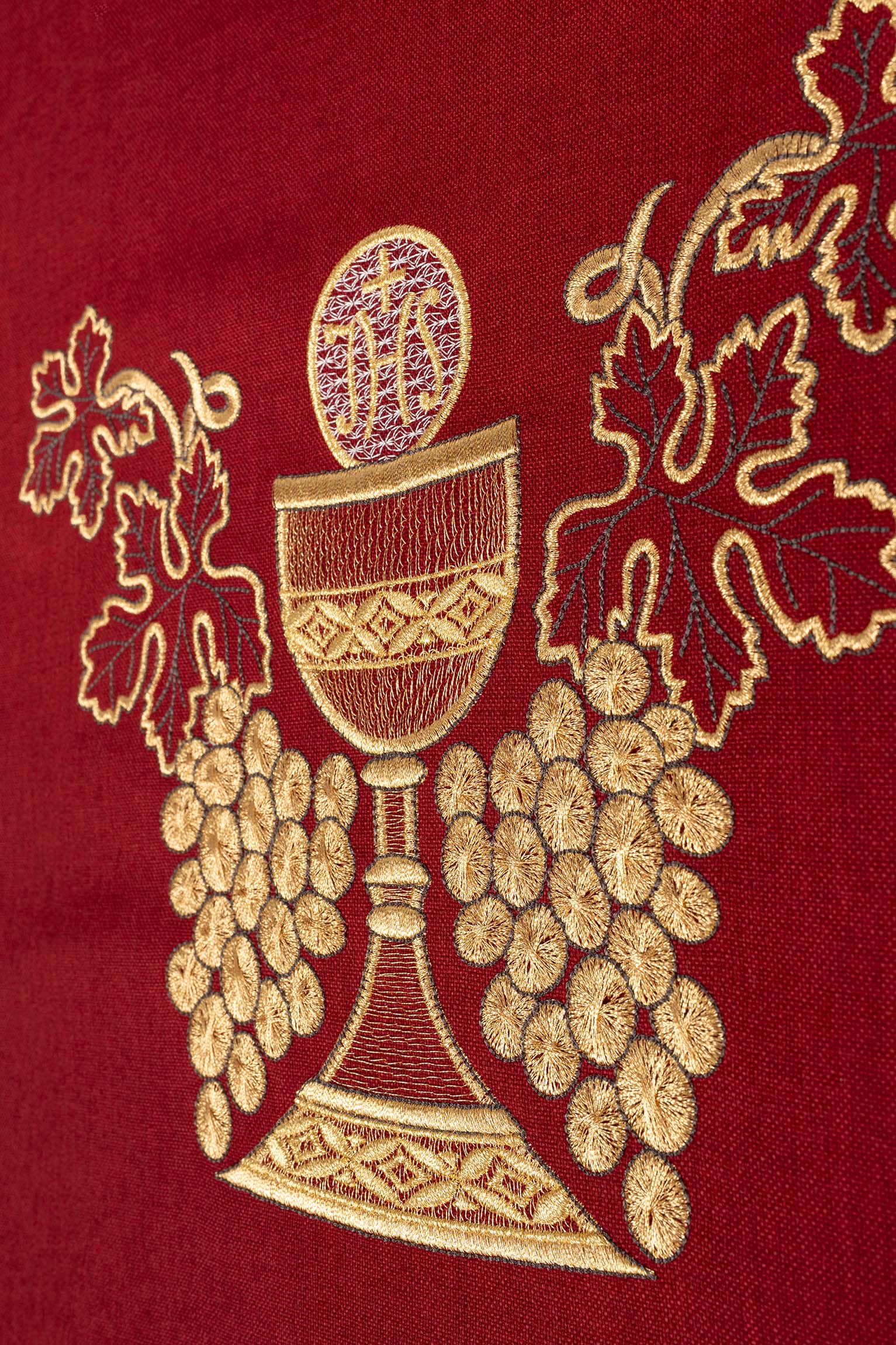 Chasuble rouge brodée avec motif du calice et du raisin