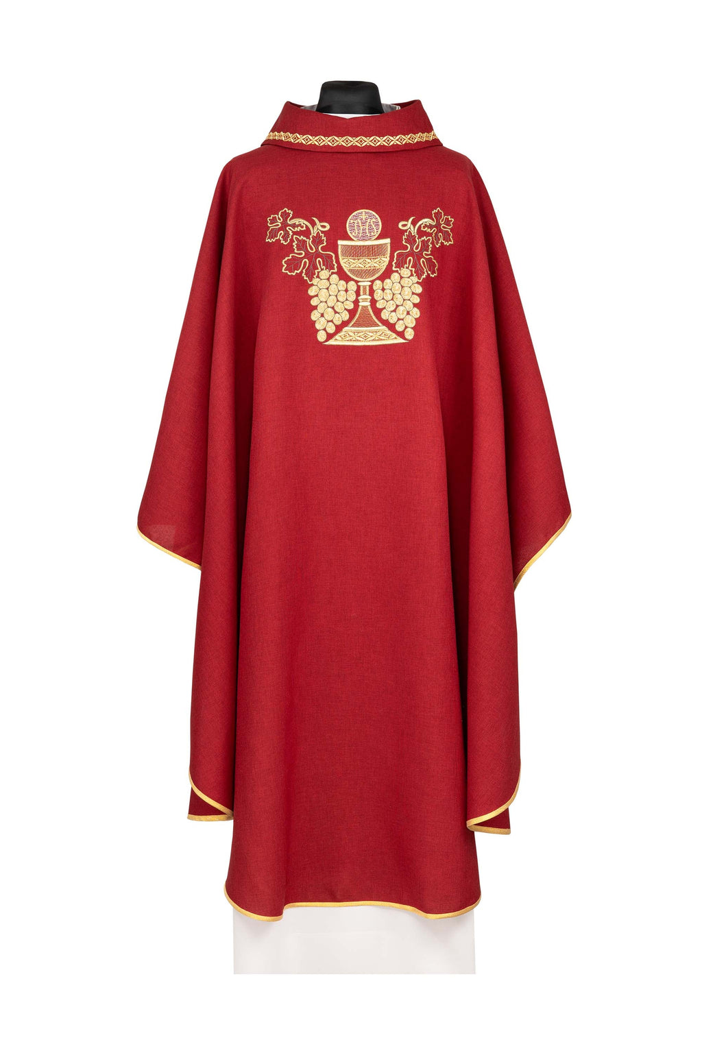 Chasuble rouge brodée avec motif du calice et du raisin