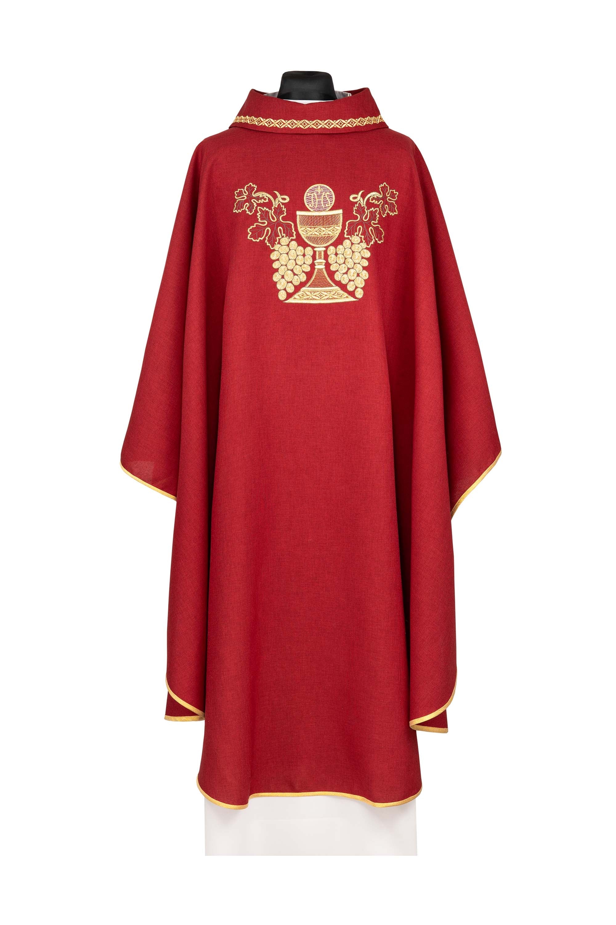 Chasuble rouge brodée avec motif du calice et du raisin