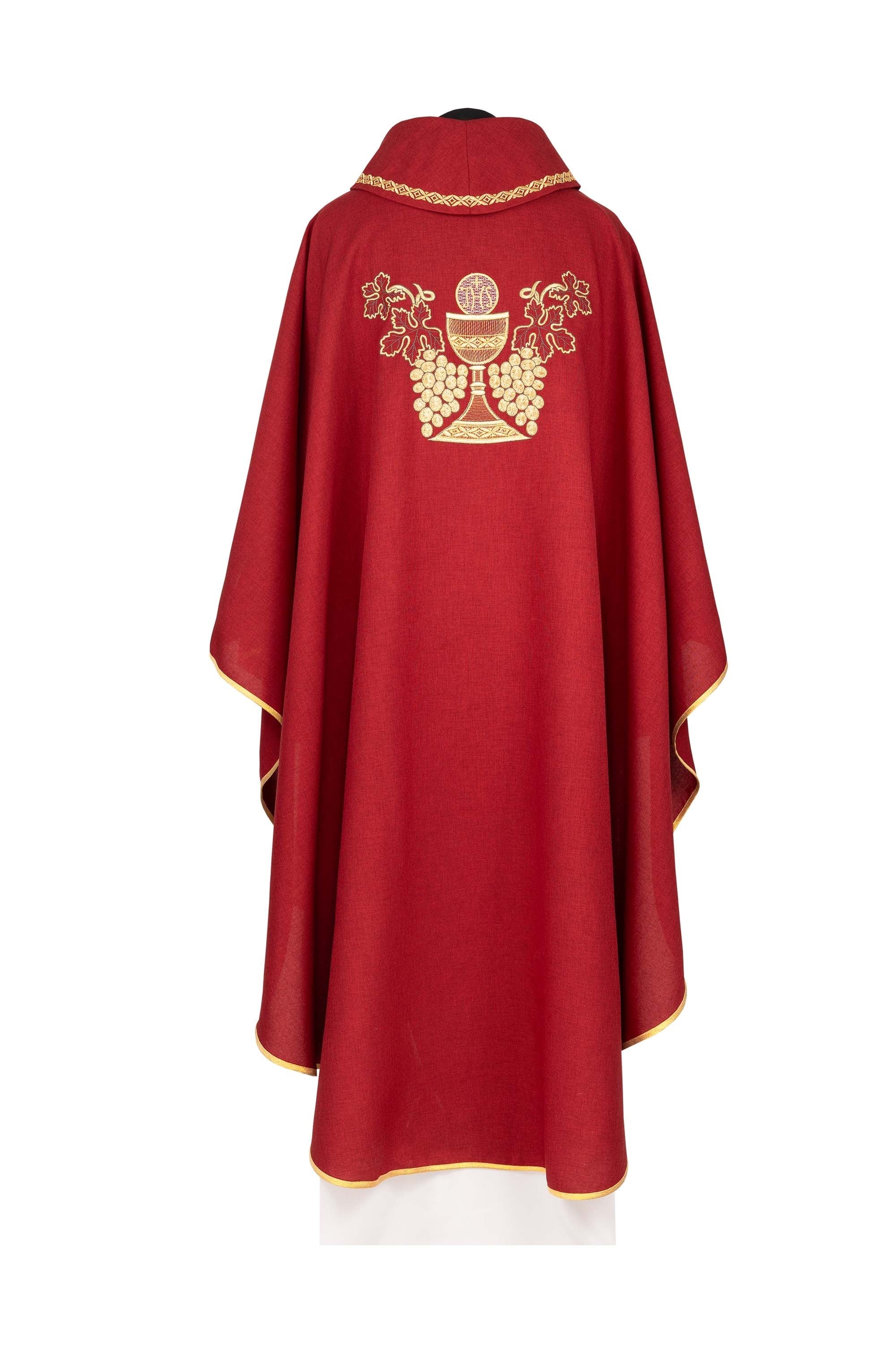 Chasuble rouge brodée avec motif du calice et du raisin