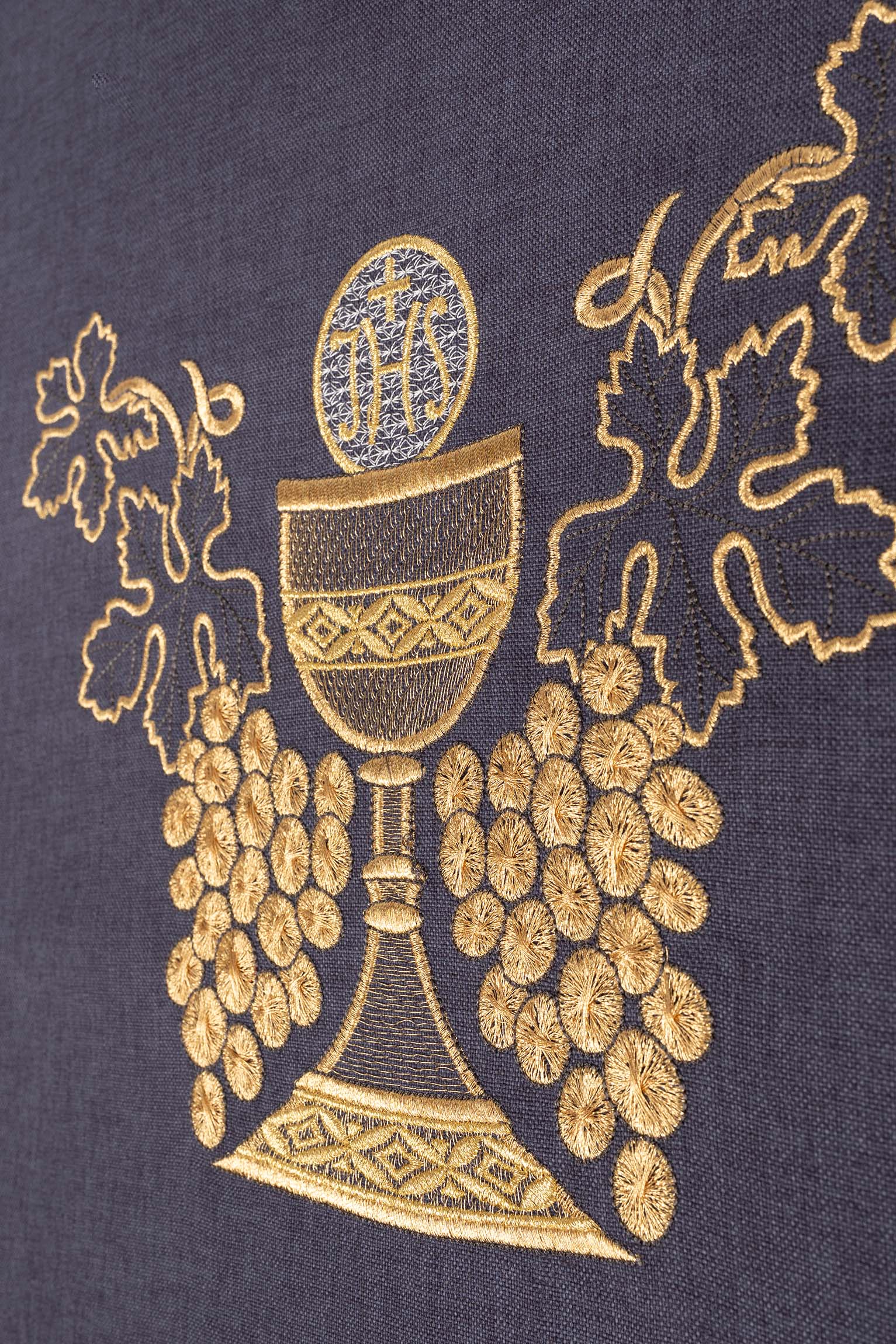 Chasuble violette brodée avec motif de calice et de raisins