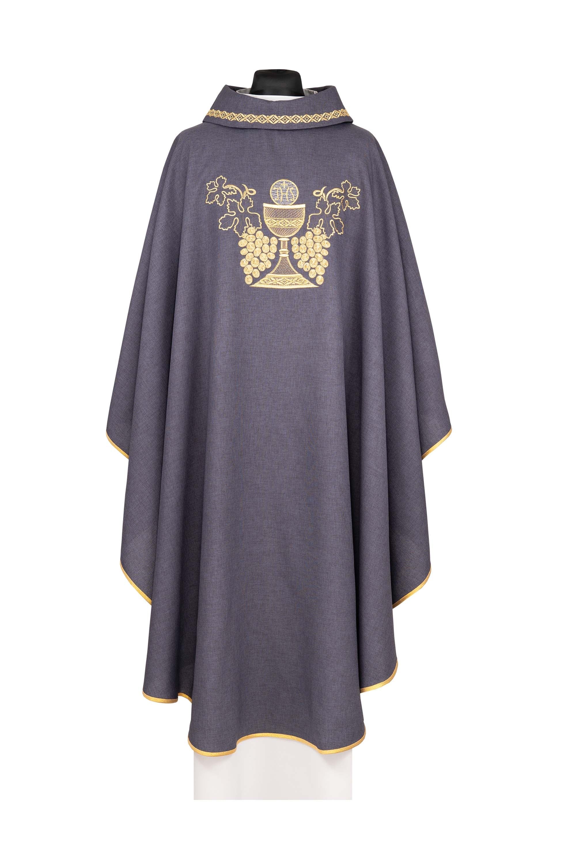 Chasuble violette brodée avec motif de calice et de raisins