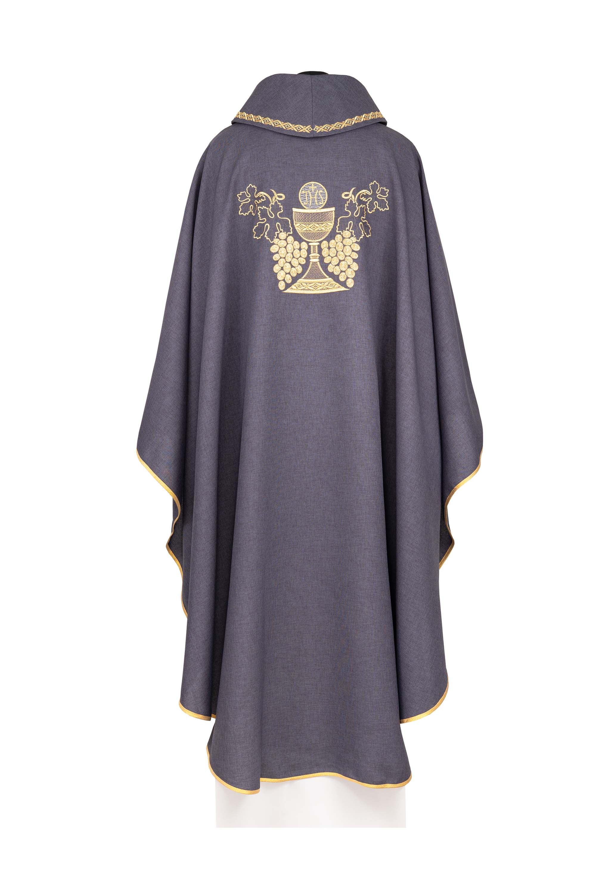 Chasuble violette brodée avec motif de calice et de raisins