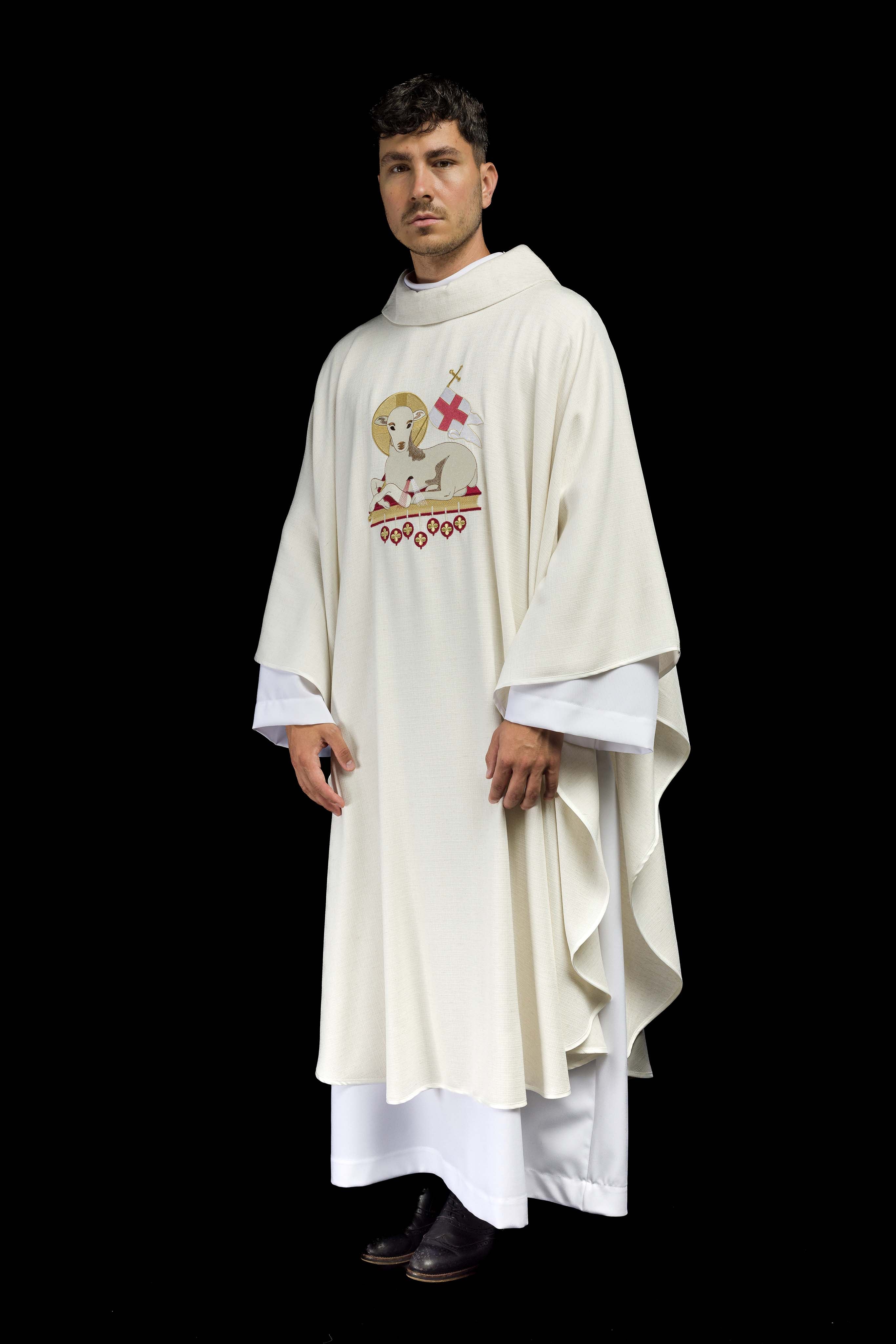 Chasuble brodée avec le symbole IHS écru
