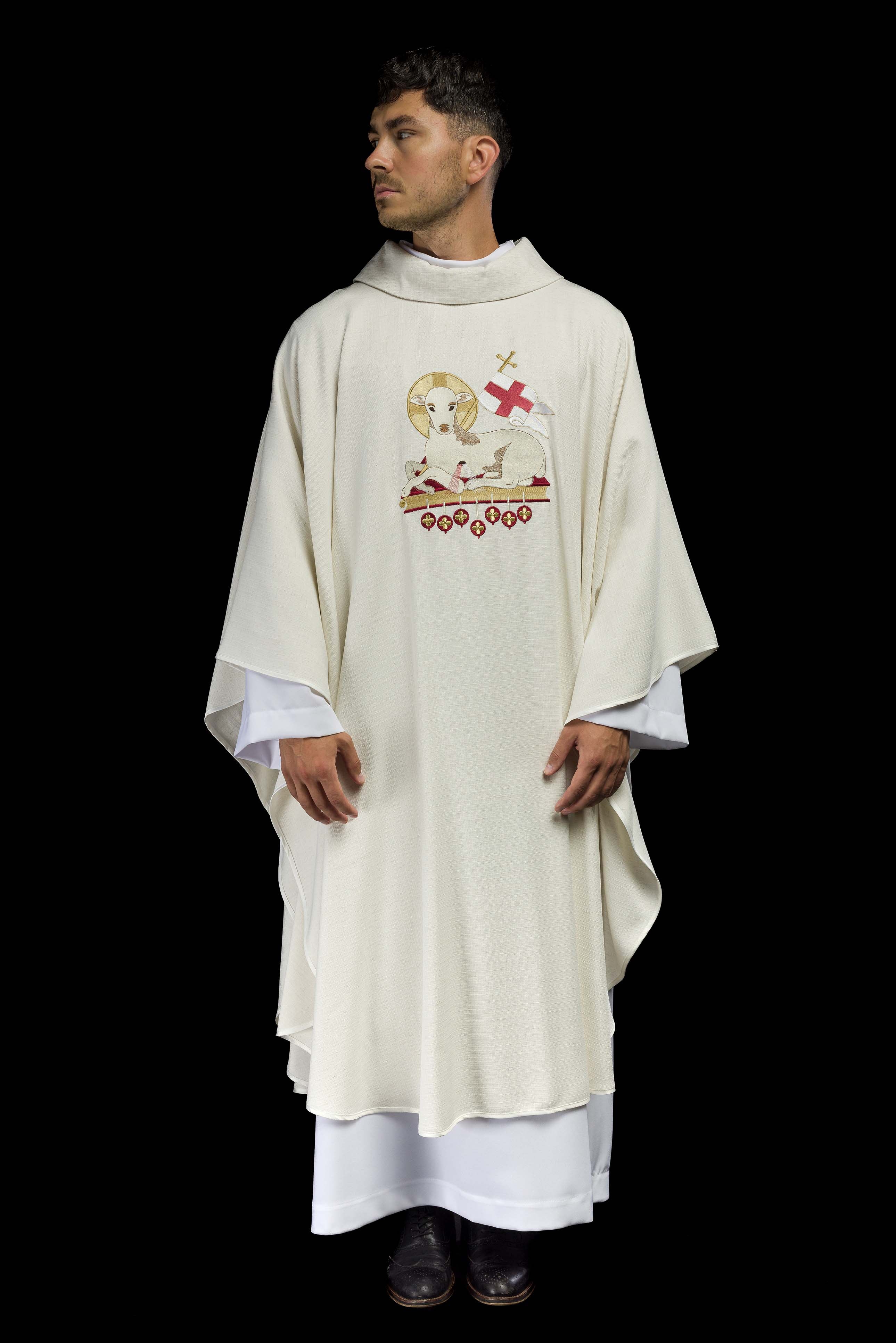Chasuble brodée avec le symbole IHS écru