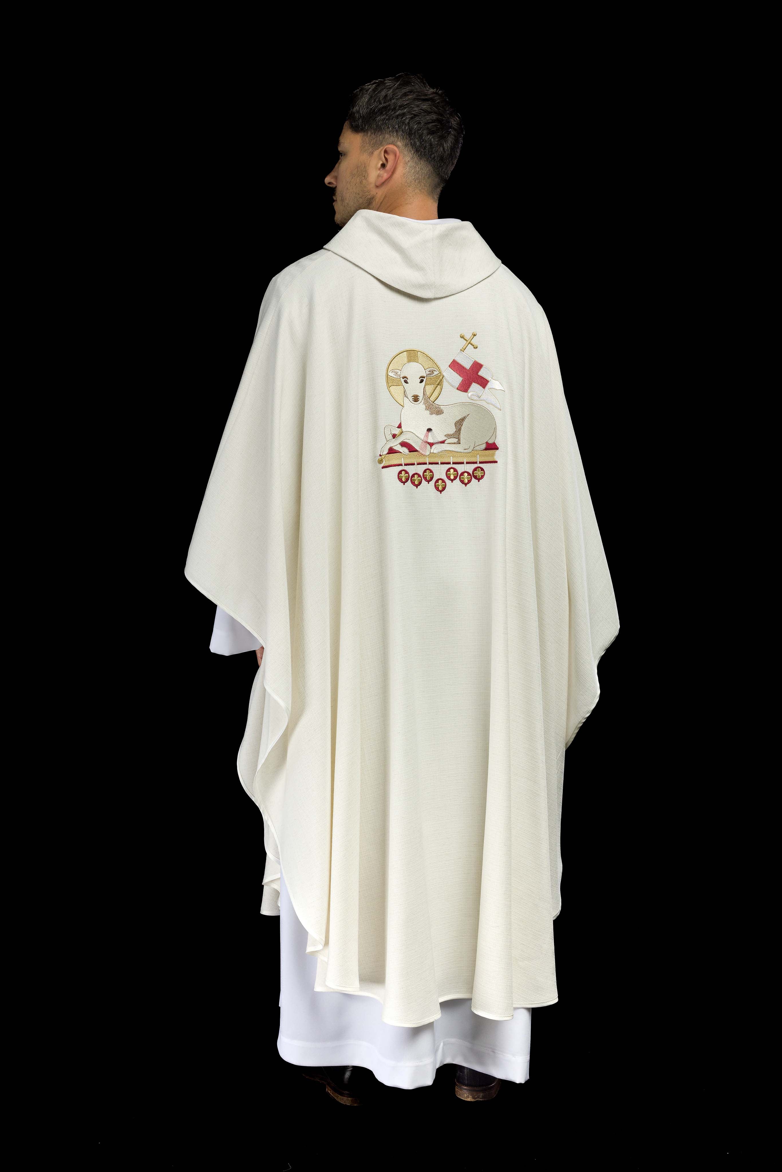 Chasuble brodée avec le symbole IHS écru