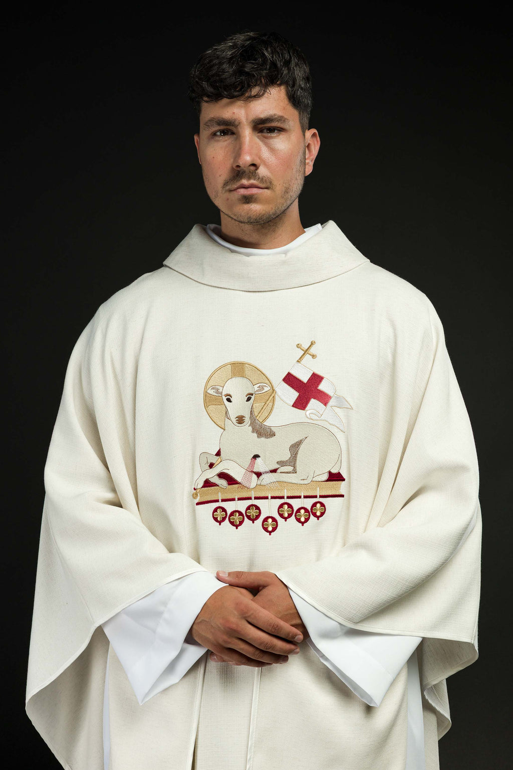 Chasuble brodée avec le symbole IHS écru