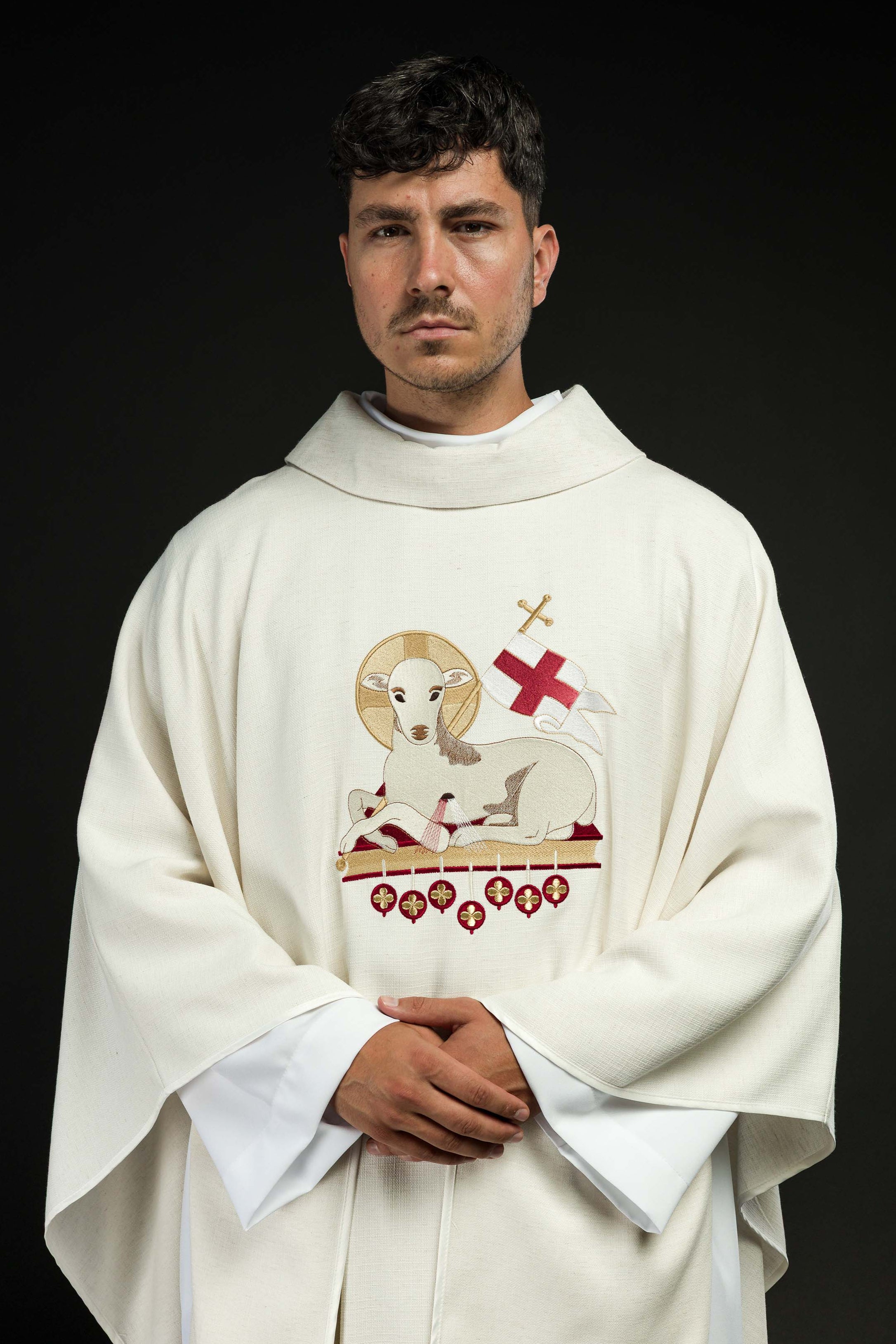 Chasuble brodée avec le symbole IHS écru