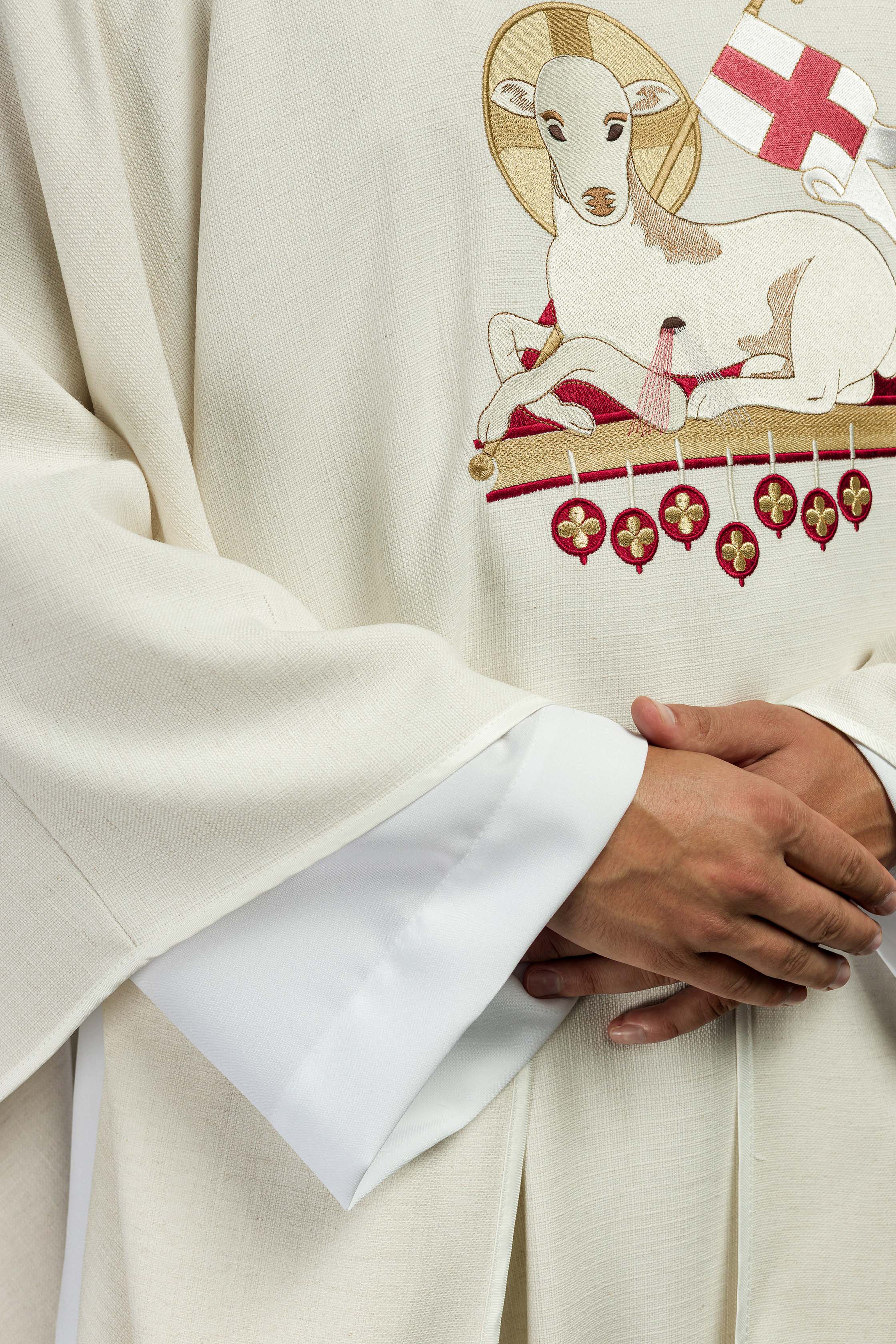 Chasuble brodée avec le symbole IHS écru