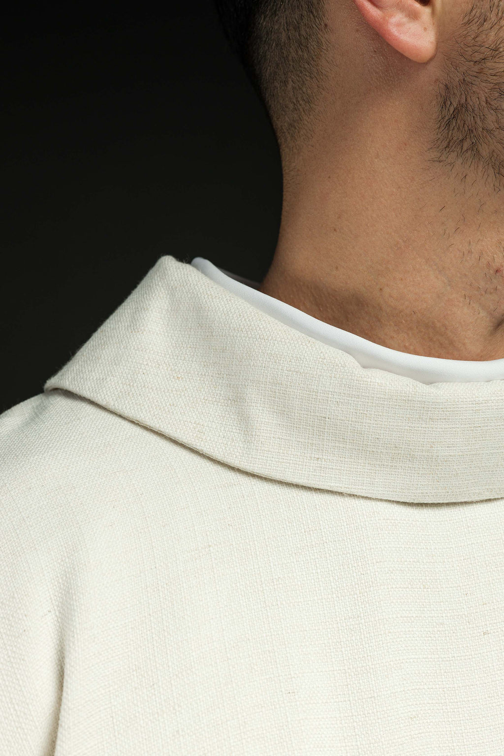 Chasuble brodée avec le symbole IHS écru