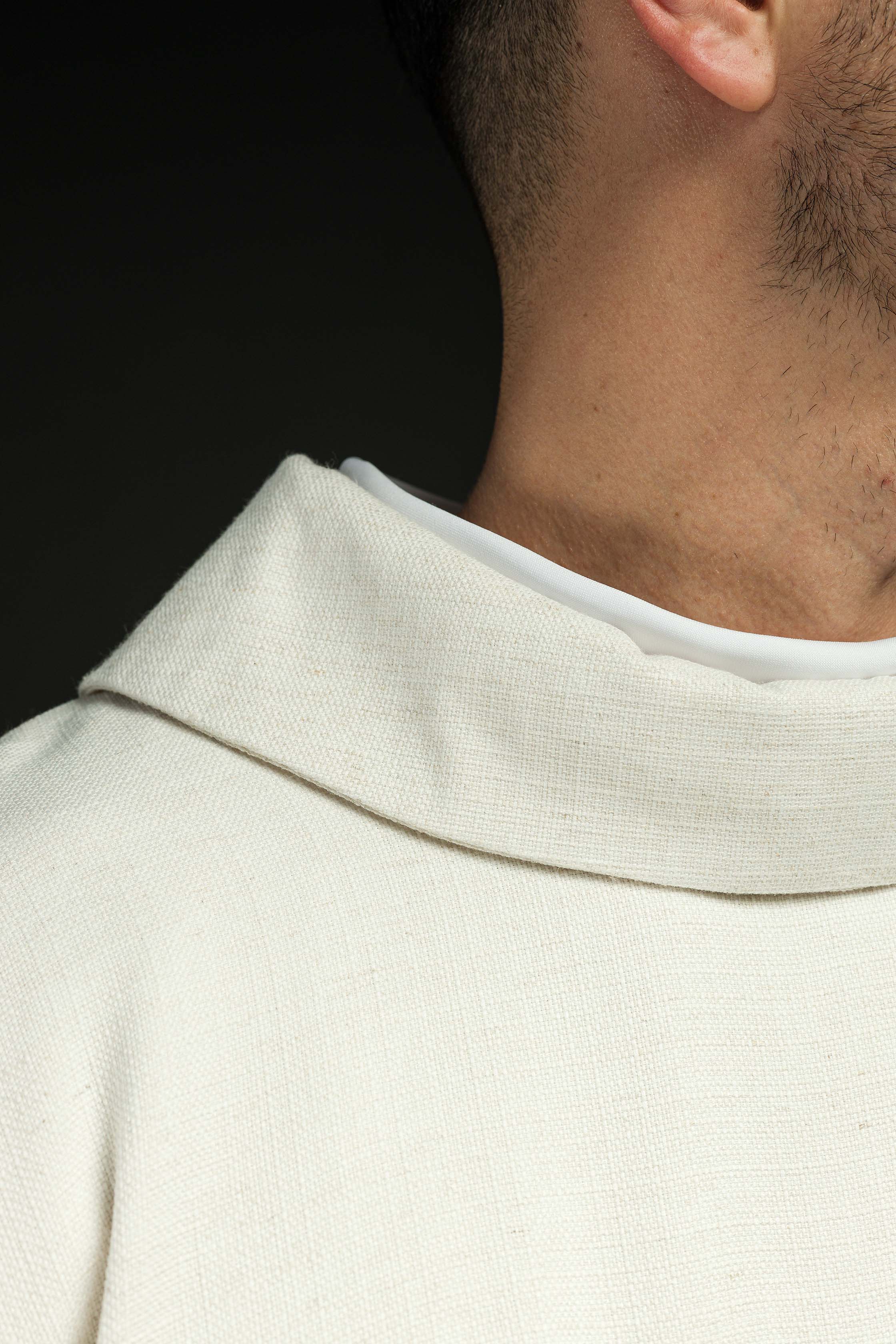 Chasuble brodée avec le symbole IHS écru