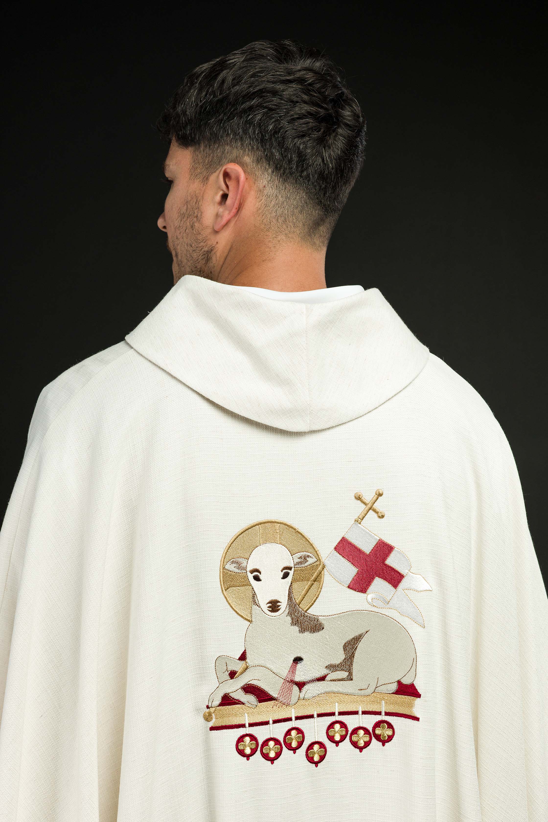 Chasuble brodée avec le symbole IHS écru