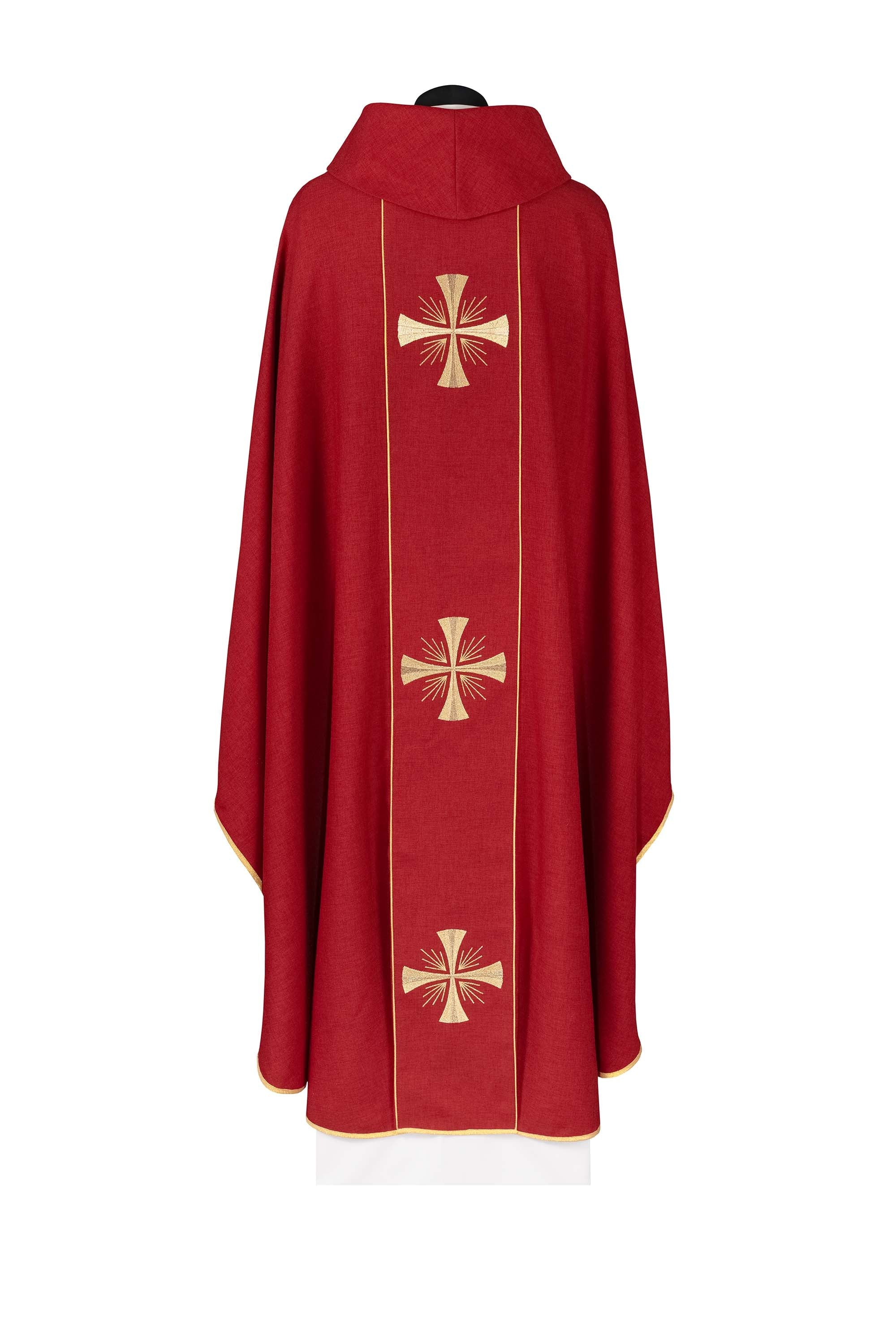Chasuble avec bande rouge et broderie de croix