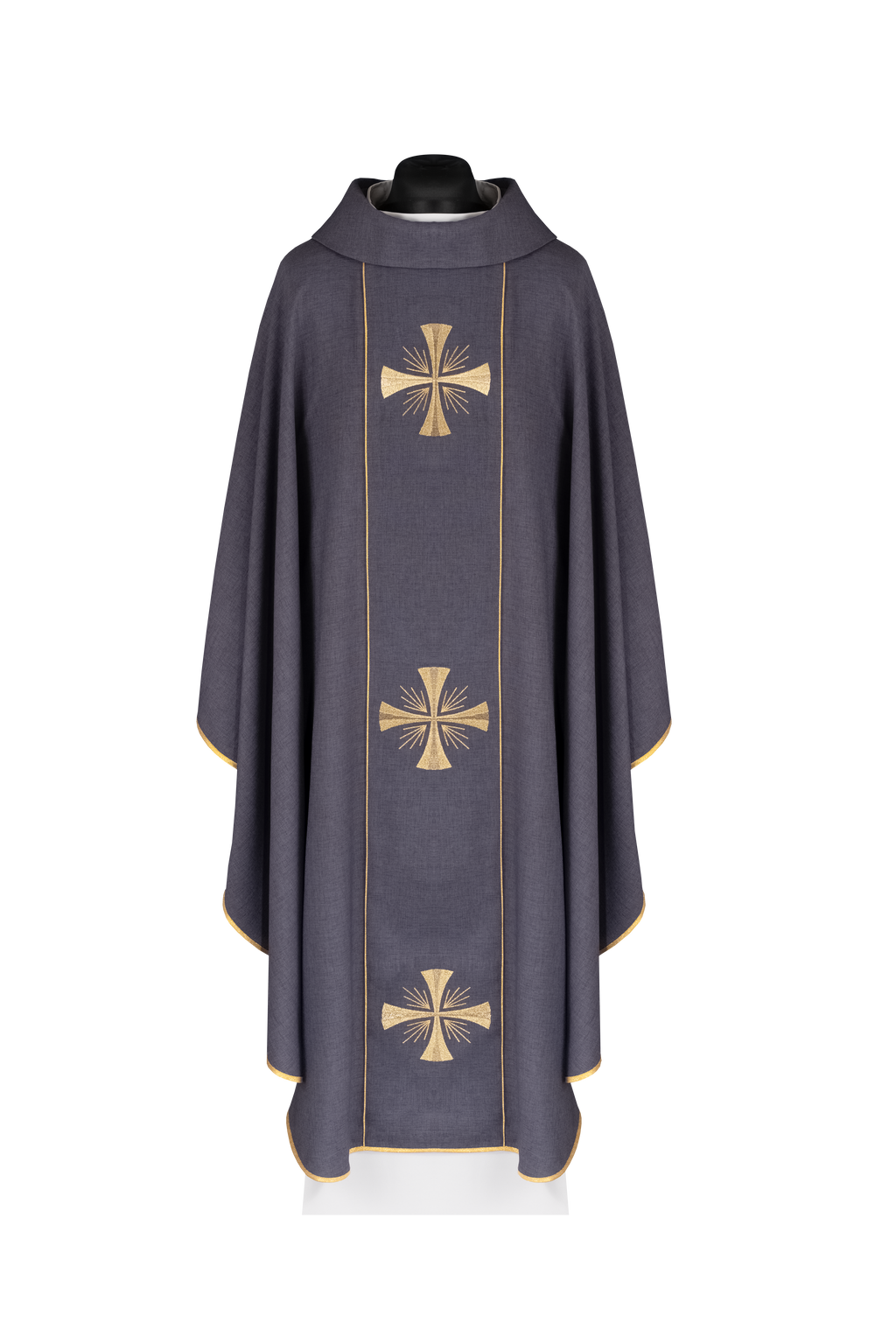 Chasuble avec bande violette et broderie de croix