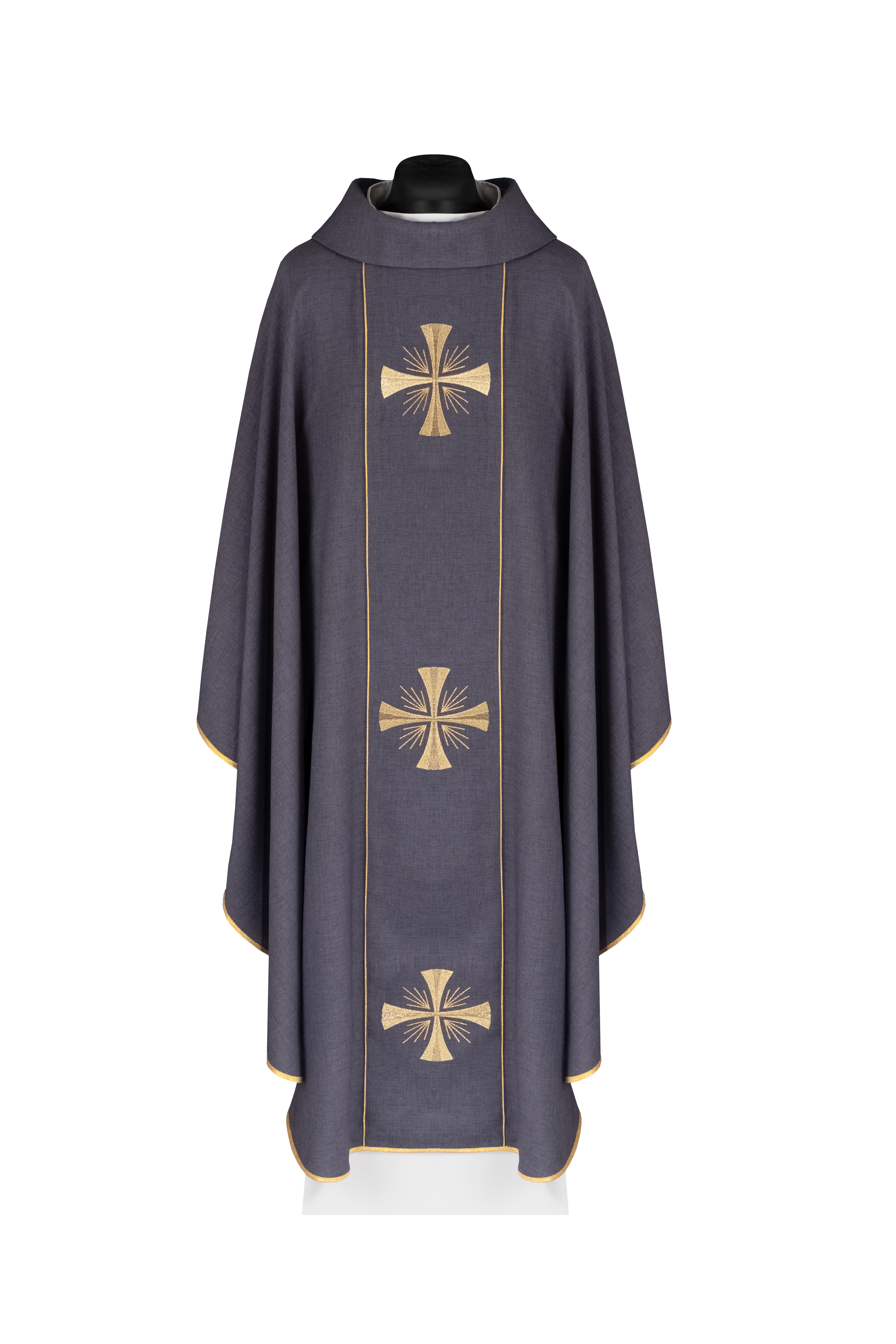 Chasuble avec bande violette et broderie de croix