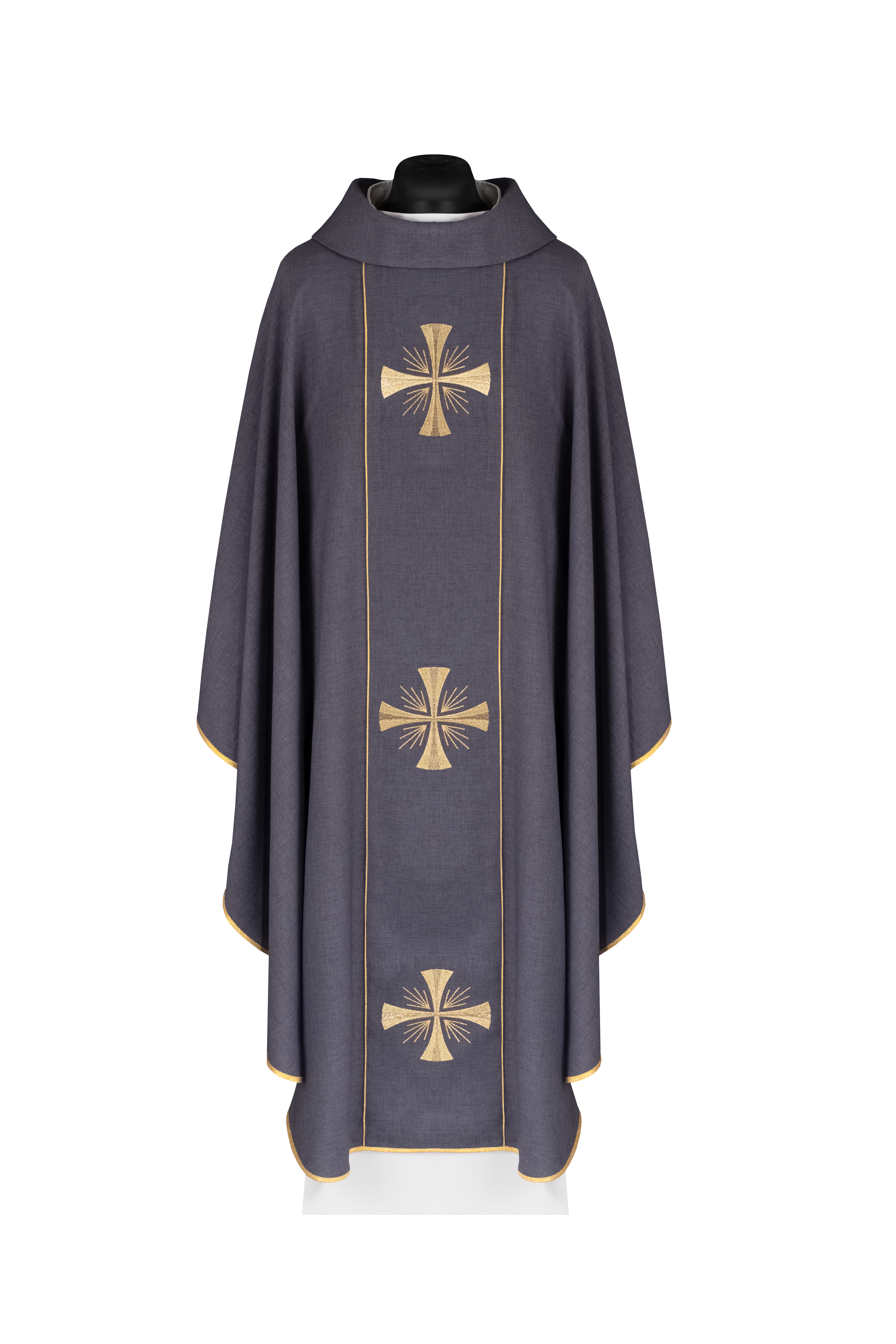 Chasuble avec bande violette et broderie de croix